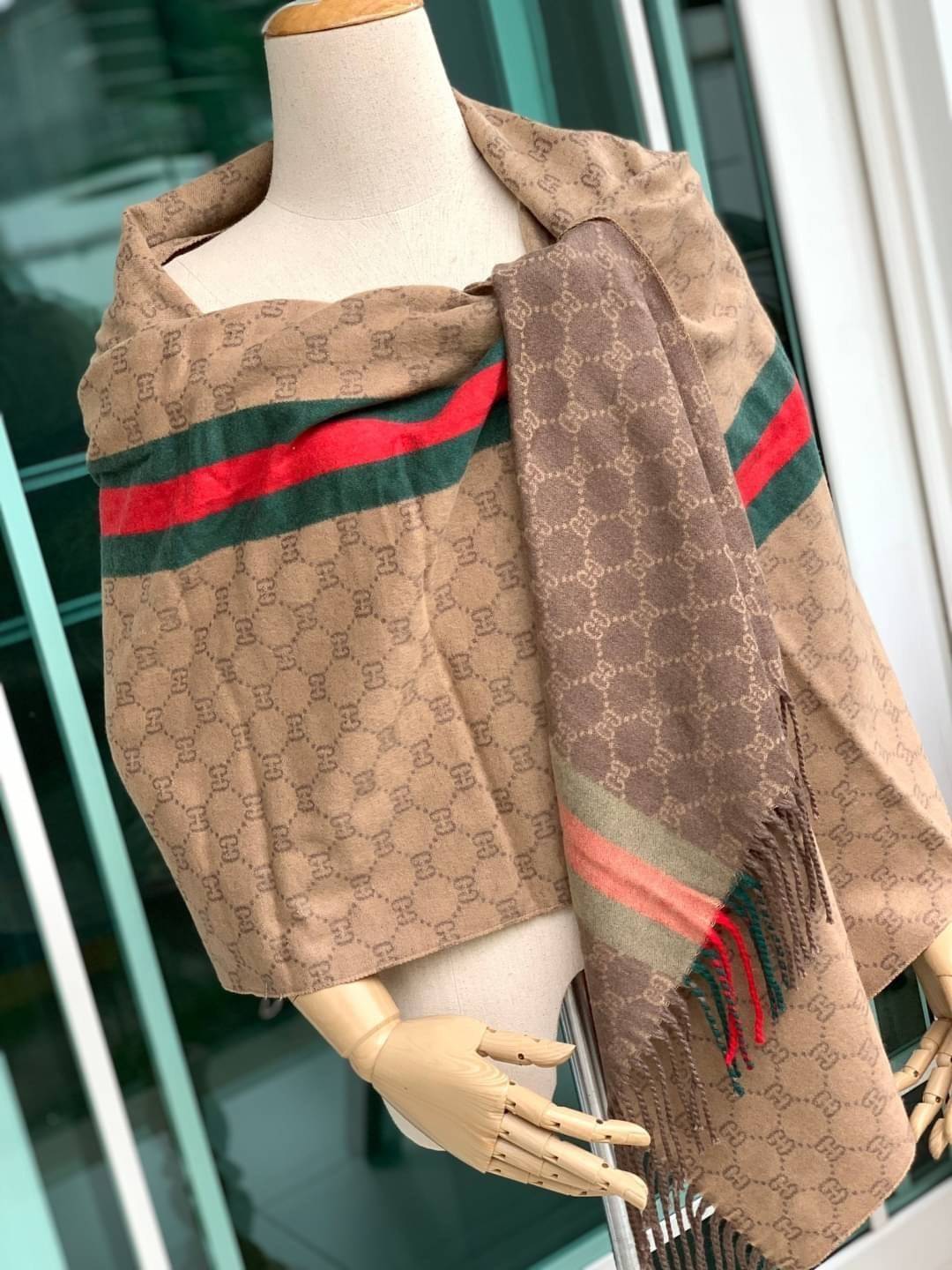 Gucci Classic Print Scarf แบรนด์ดังจากประเทศอิตาลี ด้วยงานพรีเมี่ยมกิ้ฟ ส่งมอบความรู้สึกดีๆให้กับคนที่คุณรัก ในรูปแบบผ้าพันคอและผ้าคลุมไหล่ผืนใหญ่สีสันไม่ฉูดฉาด เหมาะกับชุดที่เป็นทางการหรือลำลองก็ได้ เป็นผ้าที่ให้ความอบอุ่น ถักทอด้วยผ้าcashmere ผ้าเนื้อดี