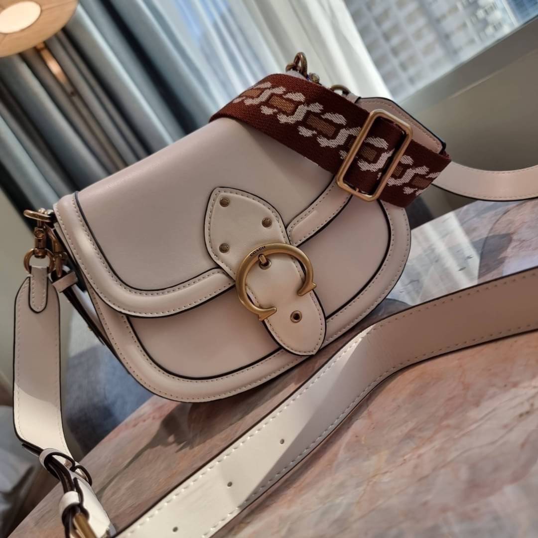 COACH C0749 BEAT SADDLE BAG The best item! ที่สาวๆรอคอย! ฮอตไฟลุก! สีหายาก ละมุนคุณหนู คอลเลคชั่นใหม่ ดีไซน์หรูหรา พิเศษมากๆมาพร้อมสายสะพาย 2 เส้น ใช้คู่กันหรือแยกสะพายก็สวยครบสูตร กระเป๋าสะพายทรง saddle คลาสสิค วัสดุหนัง glove-tanned ทนทาน เปิด-ปิดด้วยกร