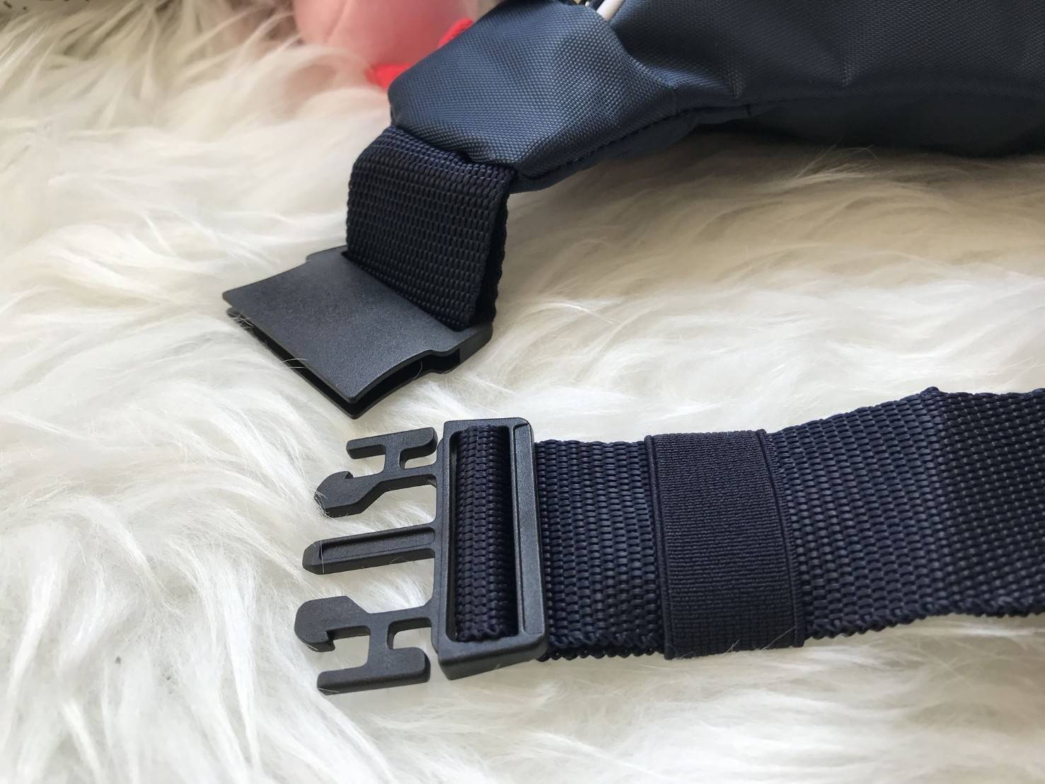 ADIDAS ORIGINALS ADICOLOR WAIST BAG ของมันต้องมี!! กระเป๋าคาดอก/คาดเอวสุดชิค ดีไซน์เรียบง่าย แต่สะพายแล้วเท่ คลาสสิคสุดๆ!! วัสดุ Nylon+Polyester กันน้ำได้ เปิด-ปิดฝากระเป๋าด้วยซิป หัวซิปปั๊มแบรนด์เป็น signature ภายในมีช่องโล่งกว้าง ใส่ของได้พอสมควร ใส่มือ