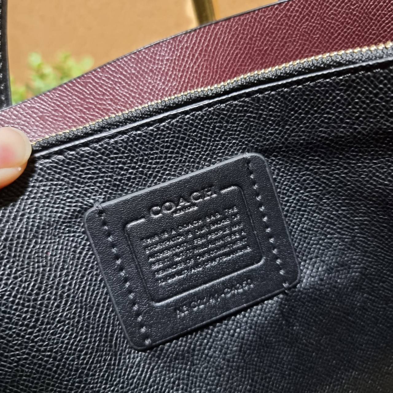 COACH C4250 MOLLIE TOTE 25 IN SIGNATURE CANVAS น้องมาแล้วจ้าาา ใหม่ล่าสุด กระเป๋าโท้ทไซส์เล็กที่สาวๆตามหา ดีไซน์คลาสสิคเหมือนเดิม เพิ่มเติมคือสะดวกขึ้นเยอะ!! ย่อส่วนมาจากใบใหญ่เป๊ะๆ น่ารักน่าใช้มากๆ วัสดุหนังแคนวาสเคลือบลาย ภายในโล่งกว้าง มีช่องซิปกลางใส่