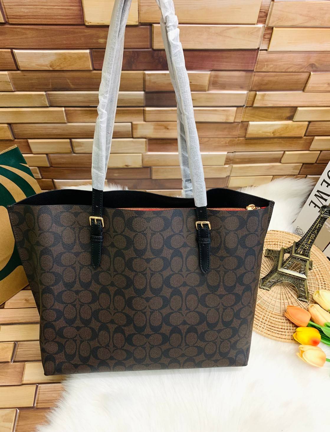COACH MOLLIE TOTE IN SIGNATURE CANVAS ((1665)) พร้อมส่งอีกครั้ง ห้ามพลาดค่า! กระเป๋าหิ้ว//คล้องไหล่ ใบใหญ่ ทรงTote หนังแท้นิ่มอย่างดีค่ะ ภายในแบ่ง2ช่องใหญ่ สามารถใส่ A4ได้เลย ช่องกว้างมากๆ มีช่องกระเป๋าซิปกลางให้ใส่ของอีกช่องนะคะ