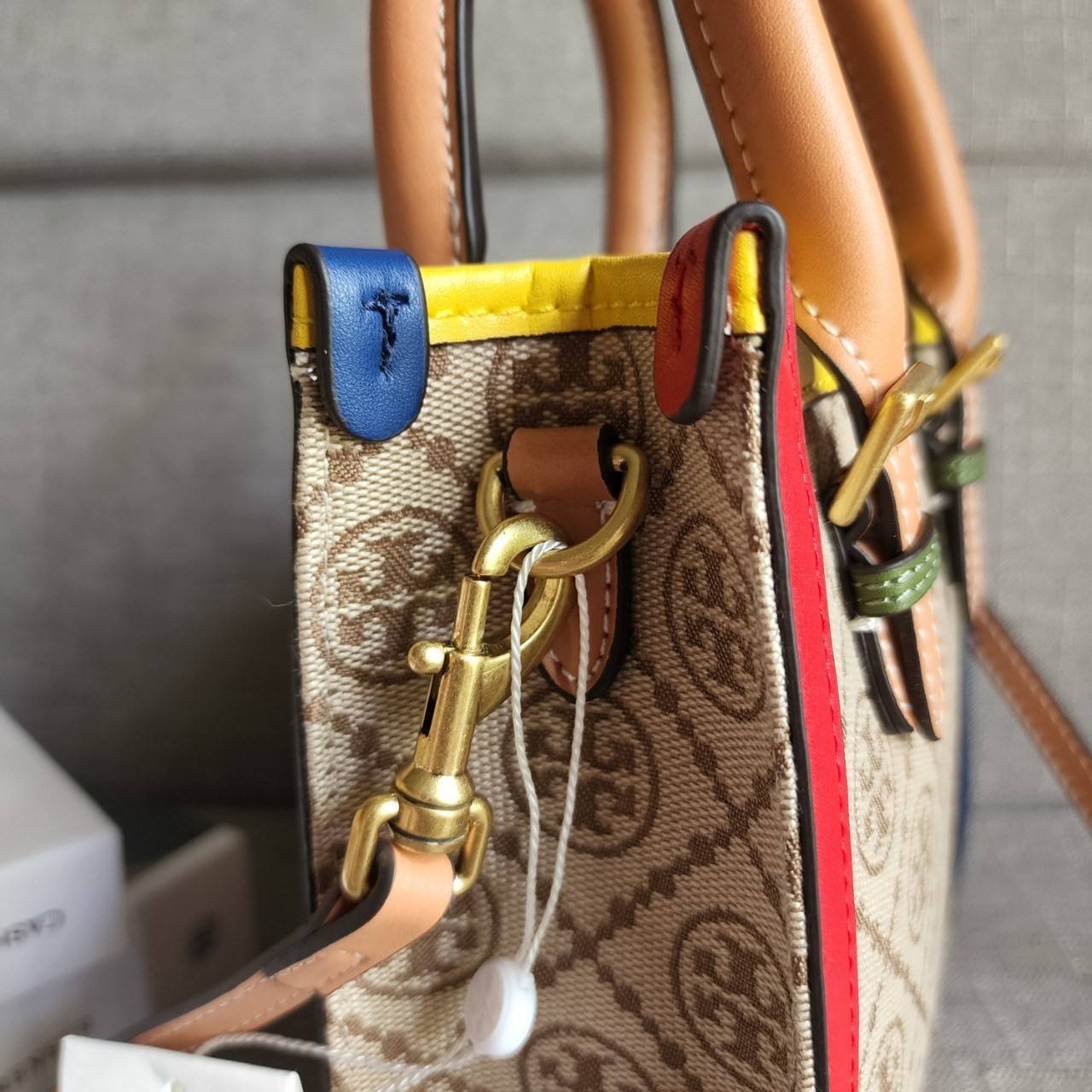 TORY BURCH T MONOGRAM COLORBlOCK JACQUARD MINI TOTE คอลเลคชั่นใหม่ล่าสุด ครอบครองก่อนใคร ไอเท็มยุคนี้รุ่นที่ควรมีติดตู้คะสาวๆ วัสดุ jacquard สลับหนังแท้ หูจับ มาพร้อมสายสะพายข้างหนังแท้ ปรับระดับได้ สายสามารถถอดออกได้ ภายในเป็นช่องโล่ง ใส่มือถือได้ กระเป๋
