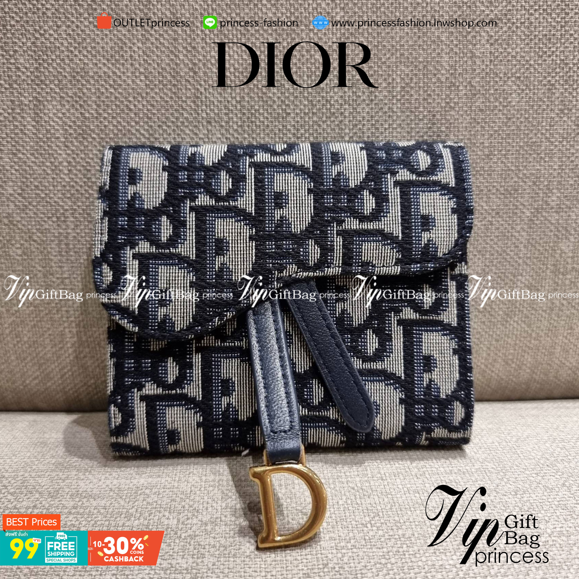 VIP 】CD MULTI WALLET WITH GWP กระเป๋าสตางค์ขนาดเหมาะมือ กะทัดรัดไม่กินพื้นที่ พรีเมี่ยมกิ๊ฟจากเคาน์เตอร์ ดีไซน์แบบพับ ใช้งานง่าย สวยน่ารักน่าใช้ตรงโลโก้ห้อย วัสดุผ้าแคนวาสปักลาย สลับหนังแท้ภายใน ภายในมีช่องใส่บัตร ใส่ธนบัตรได้ สะดวกใช้มากๆ มาพร้อม box set