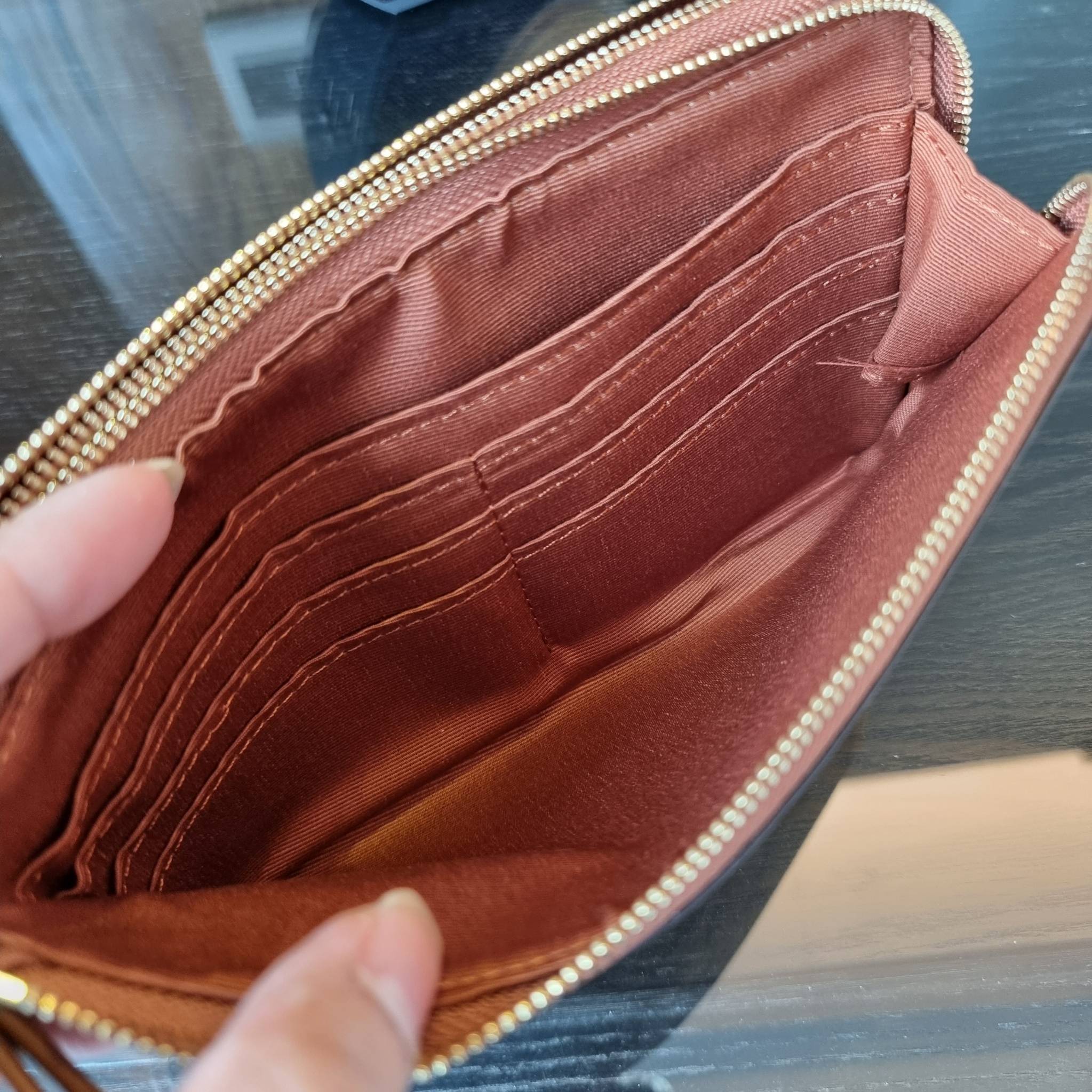 COACH F54057 DOUBLE ZIP WALLET IN SIGNATURE กระเป๋าคล้องมือ size L ใบนี้ใส่มือถือได้ทุกรุ่น ขนาดกำลังดี พกพาสะดวกมากๆ วัสดุหนังสังเคราะห์ ภายในเป็นผ้าสีสวยคม ใส่ธนบัตร ใส่บัตรได้เยอะ ใส่มือถือได้สบายๆทุกรุ่น ตอบโจทย์สาวๆที่ไม่ชอบพกเยอะวุ่นวายจ้า ใบนี้เอาอ