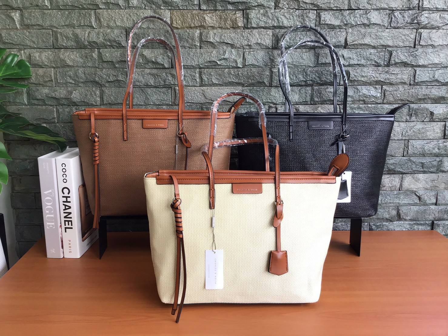 Charles & Keith Black Textured Tote Bag ฮอตฮิตตลอดกาลสำหรับรุ่นนี้ รุ่นยอดนิยม!! มากี่รอบกี่รอบก็ขายดี ใครไม่มีรุ่นนี้ติดตู้ไว้ถือว่าเชยมาก(!!) กระเป๋าสะพายทรง Shopping bag ใบใหญ่จุของได้ใจ น้ำหนักเบา โดดเด่นด้วย Textured วัสดุสานรอบใบ ตัดขอบหนัง สวยอยู่ท