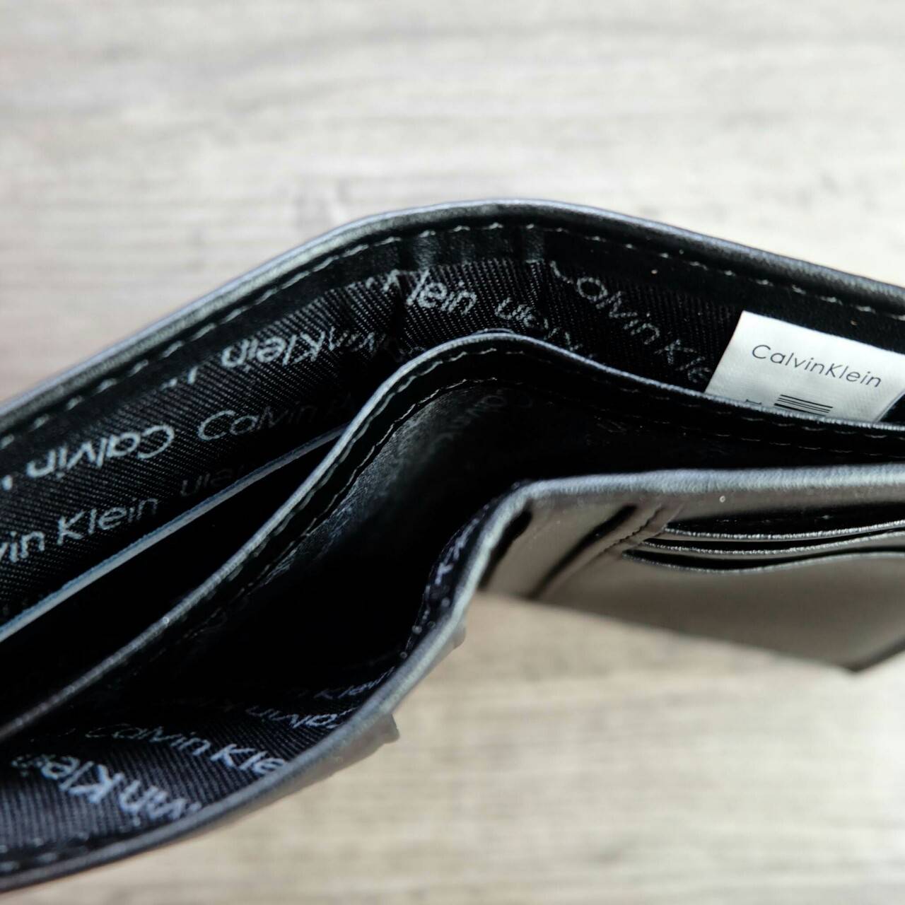 Calvin Klein Leather Bookfold with Key Fob Set (Vertical) กระเป๋าสตางค์ใบสั้น Set แนวตั้ง สุดคุ้ม มอบให้เป็นของขวัญหรือใช้เองก็แนะนำค่ะ