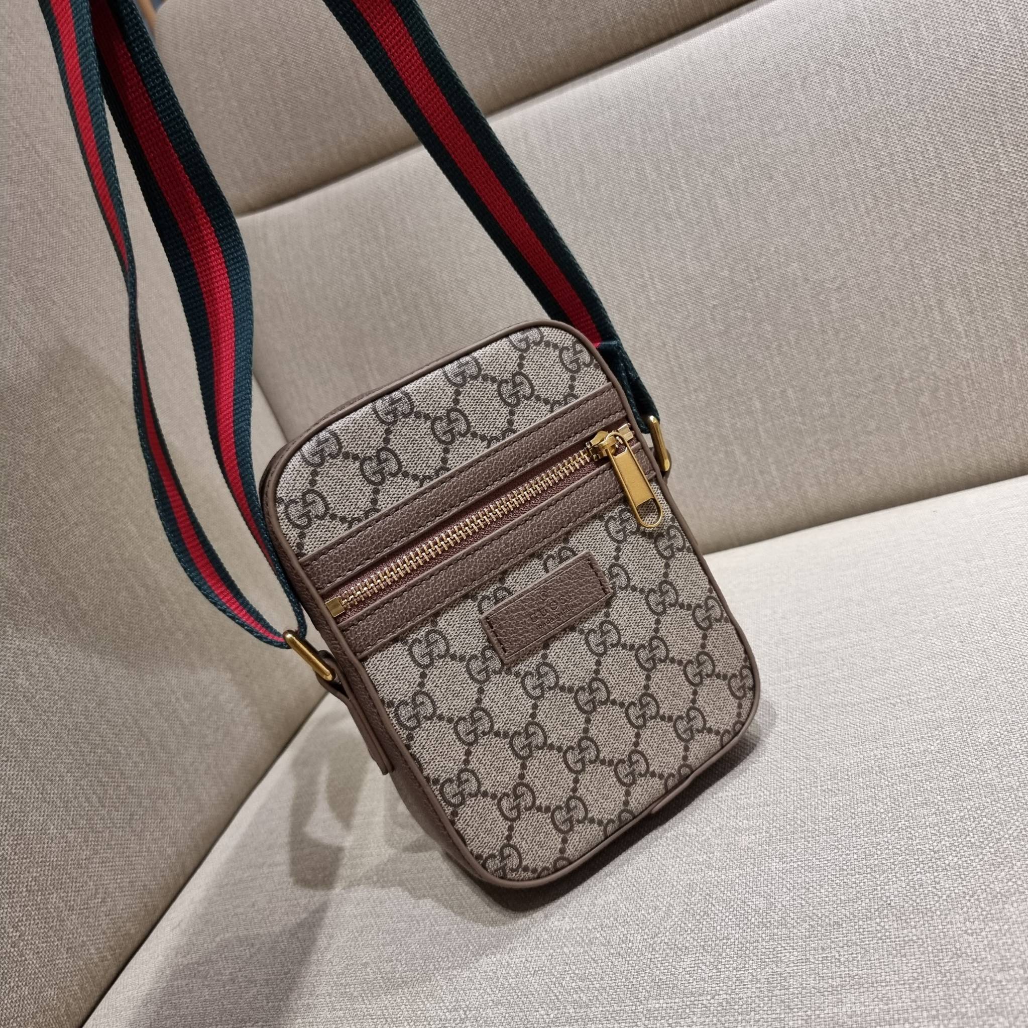 VIP 】GC VIP MINI MESSENGER CROSSBODY BAG กระเป๋าสะพายข้างพรีเมี่ยมกิ๊ฟลุคสปอร์ต เรียบแต่แอบหรู ไซส์มินิ น่าใช้!! วัสดุหนังแคนวาส ไม่ต้องห่วงเรื่องความทนทาน ✔️ ตกแต่งสายคาดหรู เท่ ดีไซน์สีตามสัญลักษณ์แบรนด์ เข้ากันมากๆ!! เปิด-ปิดด้วยซิป ด้านหน้ามีช่