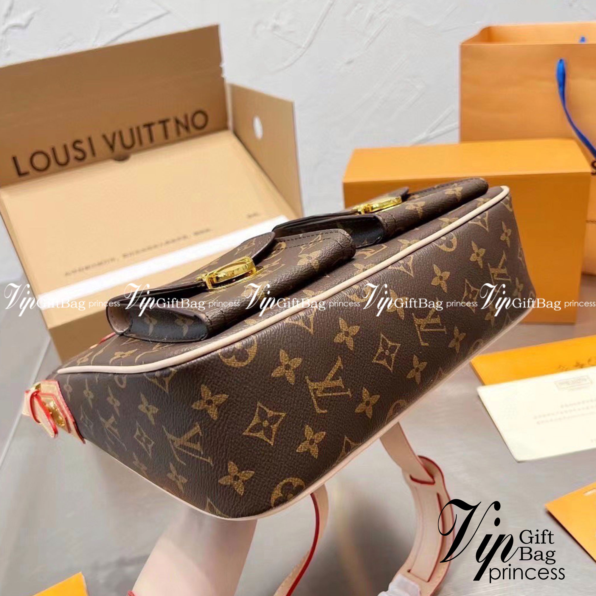 LV Hudson GM Monogram กระเป๋าสะพายสุดเท่ห์ไม่ซ้ำใคร Unisex ขนาดกำลังดี รูปทรงสวย ด้านหน้าโดดเด่นด้วยสกรีนโลโก้แบรนด์ วัสดุแคนวาส ผสมหนังแท้ ด้านในโล่งกว้าง มีช่องแยกย่อยไว้เก็บของสำคัญได้อย่างเป็นสัดส่วน จุของได้เยอะ พร้อมสายสะพาย ปรับระดับได้ตามการใช้งาน