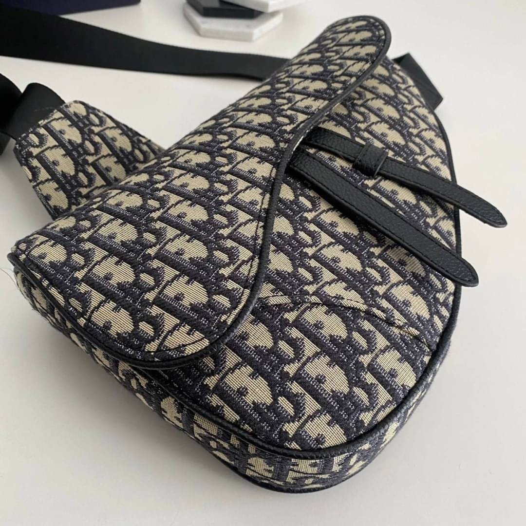 Dior Saddle Crossbody Bag Oblique / Dior Belt Bag เกรดใช้งานสลับของแท้ เกรดออริจินอล พร้อมส่ง กระเป๋าสะพายข้างสุดเท่แบรนด์ดัง สายปรับขนาดได้ตามต้องการ คุณภาพดี ทนต่อการใช้งาน ใส่ของไก้เยอะจุใจ ภาพสินค้าถ่ายจากงานขายจริง ใช้งานต่างประเทศได้