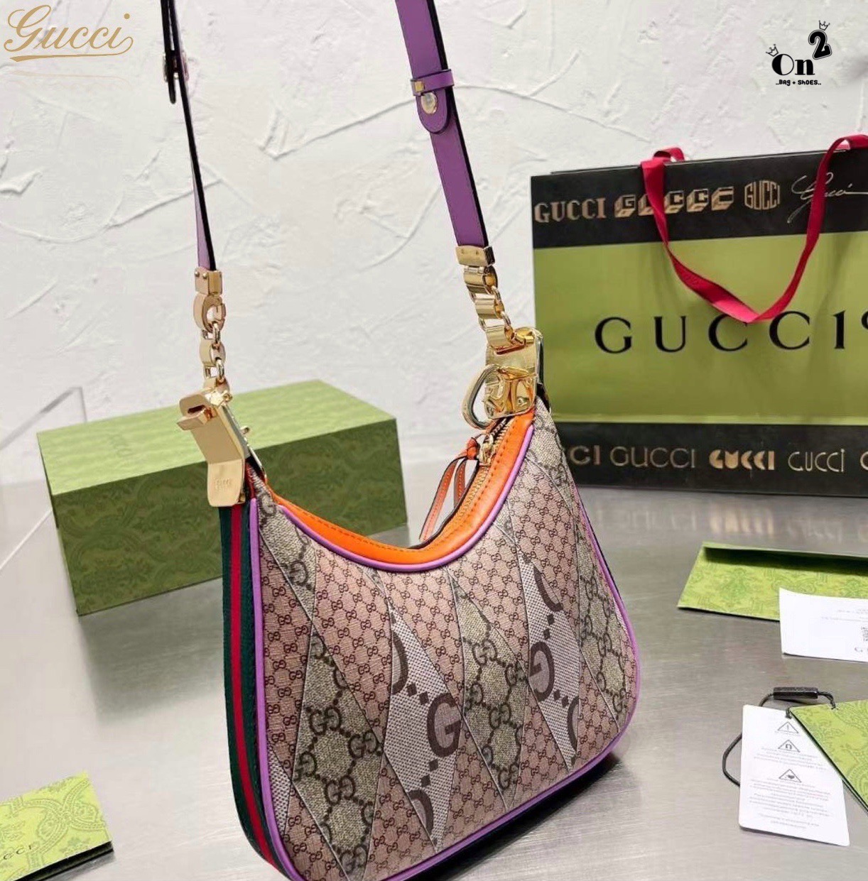 Gucci Attache shoulder bag มาใหม่ชนช้อป สวยหรู หรูหราเหนือกาลเวลาในคอลเล็กชั่น Gucci Love Parade ใบนี้ดารา เซเลป เลือกถือคือเริ่ดมาก จะลุคคูลๆเท่ๆหรือสวยหรูดูแพงก็ได้หมด แมทง่ายใช้ได้ Everyday Look ราคาสุดคุ้มเลยค่า