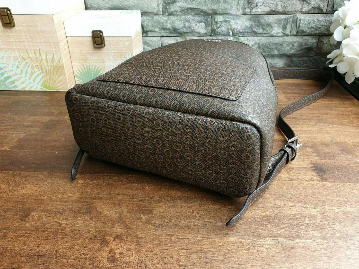 GUESS WOMAN'S BACKPACK กระเป๋าสะพายเป้ขนาดกำลังดี วัสดุหนังแกะสังเคราะห์ โลโก้รอบใบ หนังสวย น้ำหนักเบามากกกๆ!! กันน้ำ ทำความสะอาดง่าย มีหูหิ้วเเละสายสะพายหลังเลื่อนปรับได้ 5 ระดับ ด้านหน้าประดับโลโก้แบรนด์ อะไหล่เงิน และ มีช่องใส่ของ 1 ช่อง เปิดปิดด้