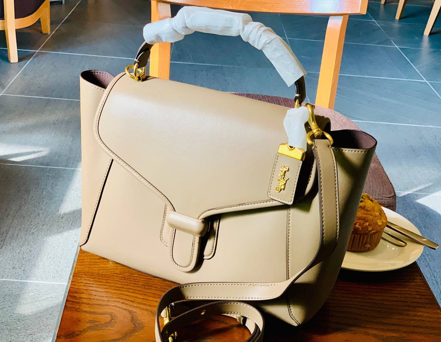 COACH COURIER CARRYALL 23 IN COLORBLOCK SIGNATURE CANVAS พร้อมส่ง 7 แบบ พร้อมส่ง ลุคดูไฮสุดๆค่ะ! กระเป๋าสะพายหนังหรูหราและคลาสสิค หนังแท้ชั้นดีที่สุด น้ำหนักเบา หนังสวยมากก สัมผัสแล้วหลงรักแน่นอนจ้าา😘