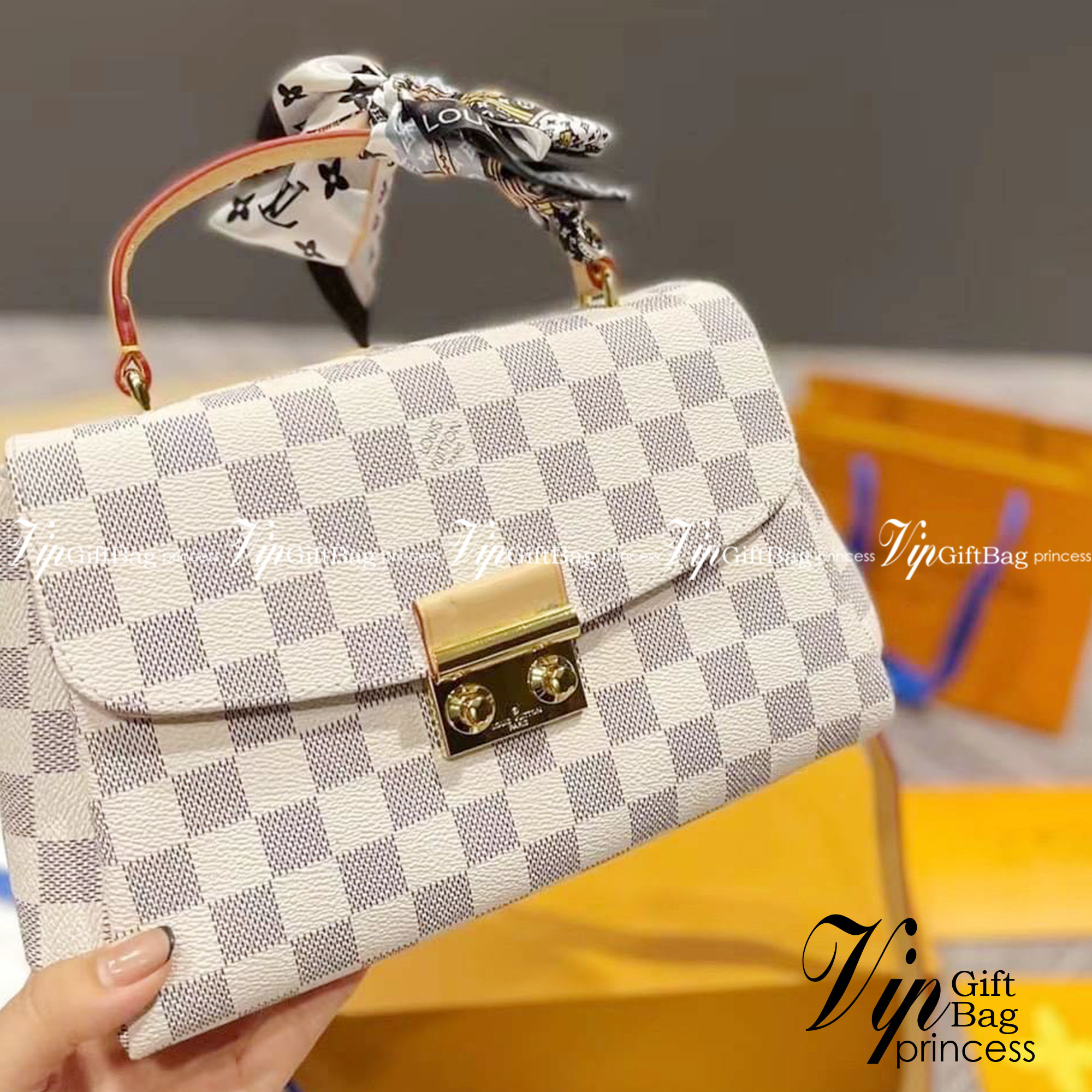 LV CROISETTE CROSSBODY BAG ให้สาวๆได้สวย ในราคาจับต้องได้ กับกระเป๋าสะพายข้าง ดีไซน์ลวดลายตารางเอกลักษณ์ คลาสสิคแต่ดูผู้ดี วัสดุหนังแคนวาส เปิด-ปิดด้วยตัวล็อคแน่นหนา ภายในโล่งกว้าง ใส่ของสำคัญได้ครบถ้วน สายสะพายถอดออกได้ ปรับได้ มีหูจับในตัว ถือเก๋ๆ หรือจ