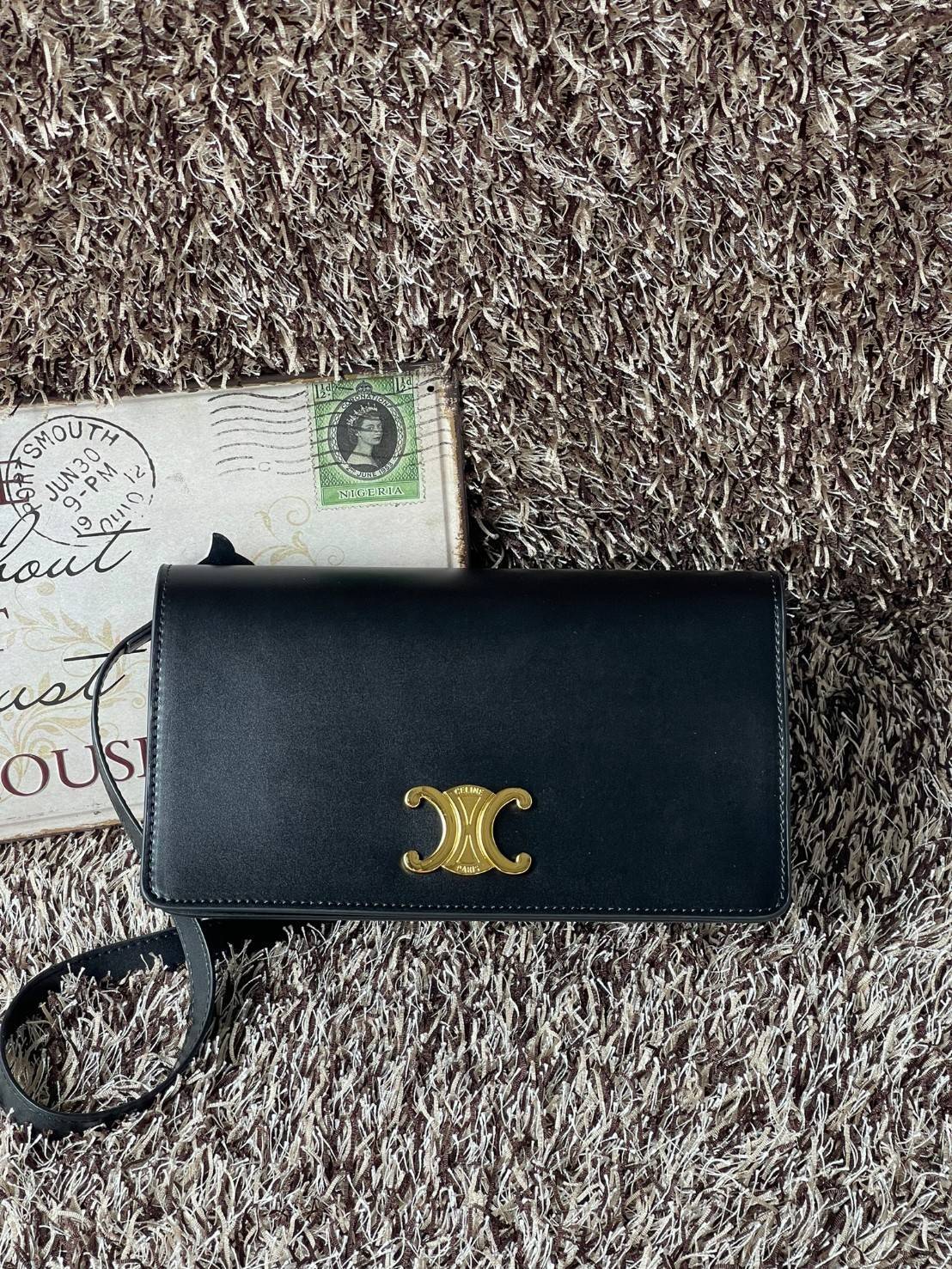 CELINE TRAPEZE TRIOMPHE BAG ดีไซน์เรียบหรู Timeless โดดเด่นมีเอกลักษณ์ ใช้ได้หลายโอกาส แมทช์กับการแต่งตัวง่าย จึงครองใจสาว ๆ ได้ไม่ยาก โดยเป็นกระเป๋าสะพายไหล่ที่อัดแน่นด้วยกลิ่นอายความคลาสสิกและหรูหราตามแบบฉบับของ Celine ด้านหน้าตกแต่งด้วยโลโก้สีทองโดดเด่