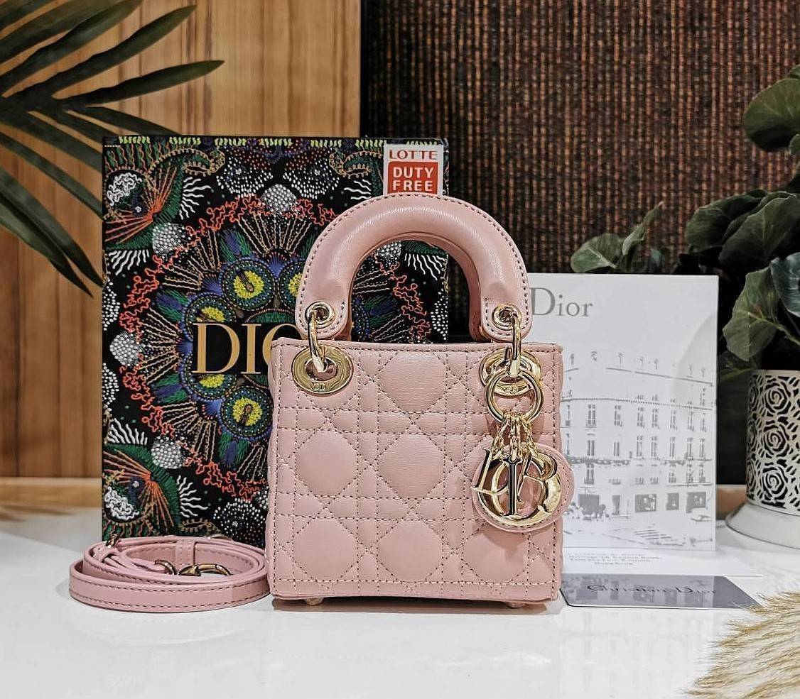 VIP 】CHRISTIAN DIOR MINI BAG VIP GIFT วัสดุหนังแท้ Calfskin ทรงเหลี่ยมหนังสวยหรูอยู่ทรงขึ้นลายเอกลักษณ์แบรนด์ ประดับTAGห้อยโลโก้แบรนด์อะไหล่ทองด้านหน้า เปิดปิดด้วยฝาปิด ภายในโล่งมีโลโก้สามารถใส่มือถือของจุกจิกได้ หูจับถนัดมือ สายสะพายหนังยาวถอดได้ปรับระดั