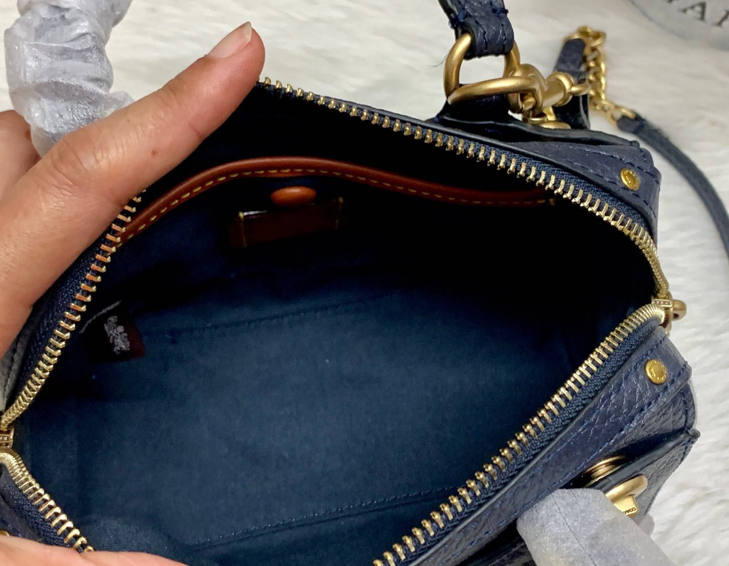 COACH LARK BAG 19 IN SIGNATURE JACQUARD พร้อมส่งที่ไทย สวยก่อนใครแน่นอนค่ะ กระเป๋าสะพายข้าง//ครอสบอดี้ร์ วัสดุหนังแท้+Jacqurd ได้ลงตัวสวยงามมากๆค่ะ มีช่องใส่ของจุกจิกทั้งด้านหน้าและหลัง ;เปิดปิดกระเป๋าแบบซิปคู่ ภายในสามารถใส่กระเป๋าเงินใบกลางได้;มือถือได้