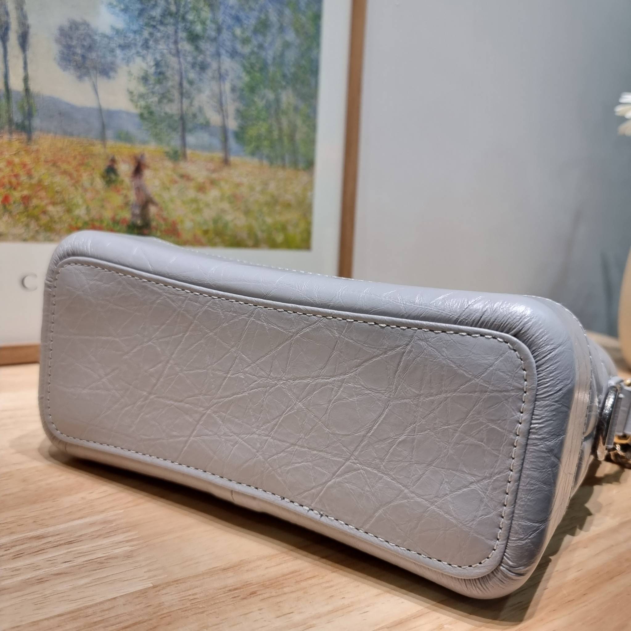 CHANEL Gabrielle Bag Medium สวยคลาสสิค No.1 ต้องยกให้ไอเท็มนี้เท่านั้น กับกระเป๋าสะพายซิกเนเจอร์ ดีไซน์ไม่เหมือนใคร เป็นเอกลักษณ์