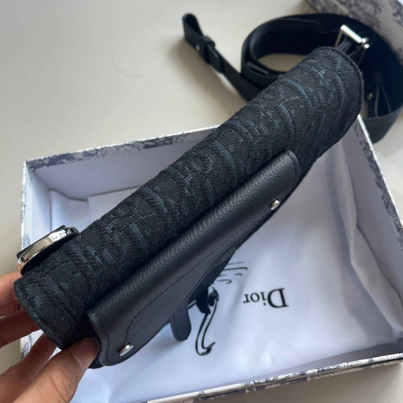 หนังแท้ CHRISTIAN DIOR SADDLE POUCH Black Dior Oblique Jacquard พร้อมส่งที่ไทย กระเป๋า Saddle pouch คู่ใจขนาดกะทัดรัดและเหมาะสำหรับใช้ในชีวิตประจำวัน วัสดุหนังแท้และผ้าแจ็คการ์ดอย่างดีทั้งใบ เกรดออริจินอลหนังแท้ทั้งใบ ภาพสินค้าถ่ายจากงานขายจริง ใช้งานต่าง