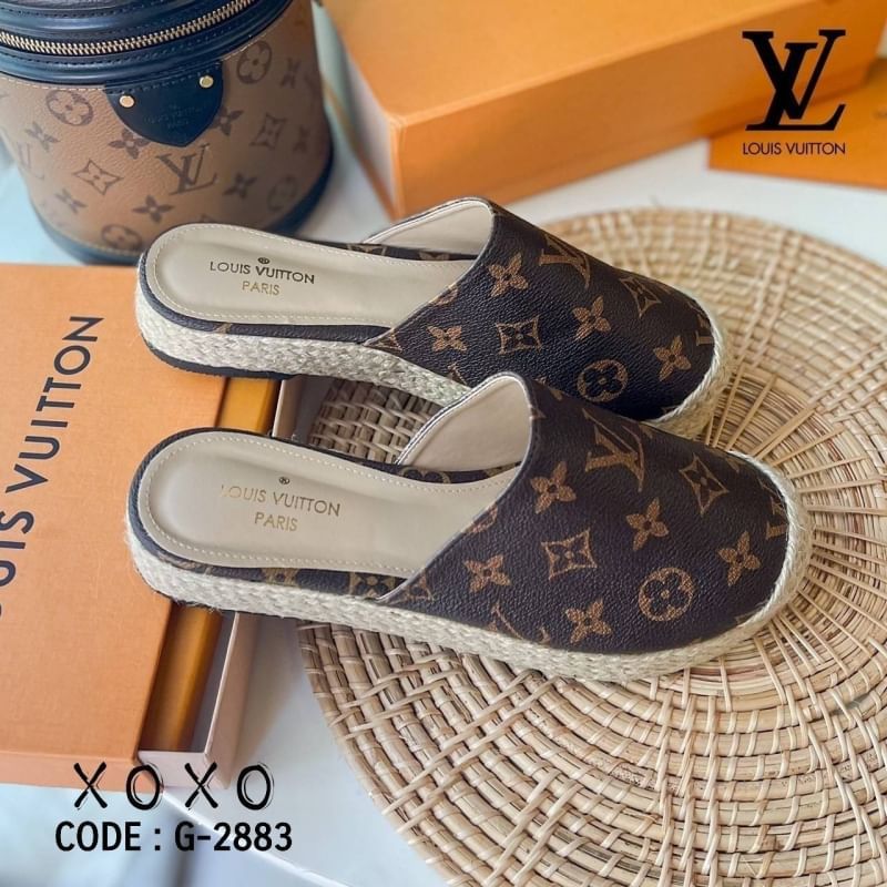 Louis Vuitton รองเท้างานสวม ส้นเสมอ มีส้นเล็กน้อย กำลังใส่สบาย ด้านหน้ากว้าง วัสดุหนังลายแบรนด์ แต่งปอหวายรอบส้น สวย เก๋ งานเรียบร้อย น้ำหนักเบา