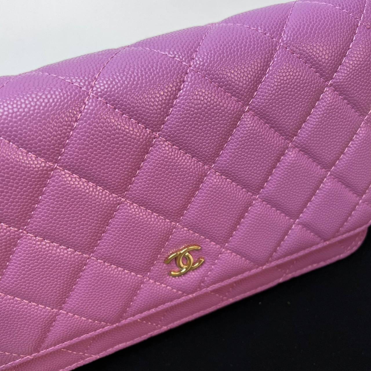 VIP 】หนังแท้ CHANEL WOC style โทนสีพาสเทล กระเป๋าสะพายทรงสวยตลอดกาล วัสดุหนังลายคาเวียร์ เนื้อนุ่ม อยู่ทรงคุณภาพดีตามแบบฉบับของแบรนด์ น้ำหนักเบา ด้านหน้ามีโลโก้แบรนด์อะไหล่หรู มีช่องใส่บัตร ใส่ของจุกจิก เปิดปิดด้วยฝาปิดกระดุม ซับในหนัง ตัวจริงสวยมากๆถูกใจ