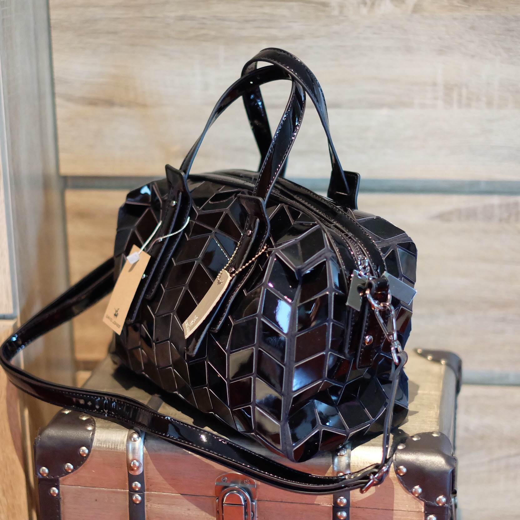 ทรง speedy ขายดี น่ารักมาก จากแบรนด์ David Jones กระเป๋าสะพายข้างดีไซน์เกร๋มาก สีดำเงาสวยหรูมาก ขนาดกะลังดีเลย น้ำหนังเบามากคะ ภายในมีช่องเก็บของจุกจิกได้ มีถุงผ้าแบรนด์ให้คะ ใบจริงสวยมากคะ ดีต่อใจ