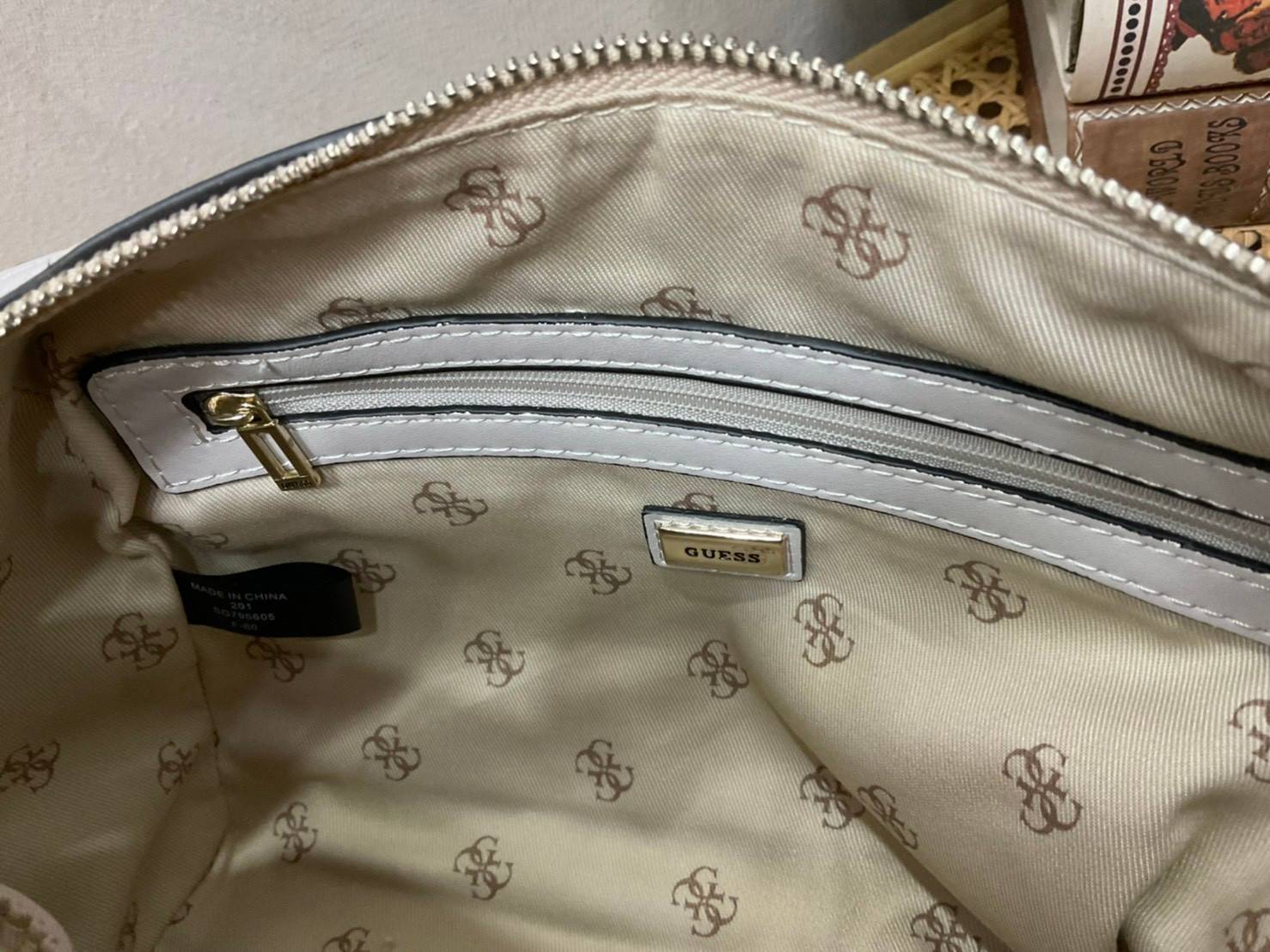 Guess Handbag with Small Shoulder Strap Tyren SG796605 New collection!! Guess ทรงหมอน ขนาดเล็ก ลายซิกเนเจอร์แบรนด์ ทรงหมอนยอดฮิต มีให้เลือก 5 สี สีสวยคลาสสิก เข้ากับง่ายกับทุกชุด ปิด/เปิด ด้วยซิป ภายในโล่งกว้าง แยกเป็นสัดส่วนใช้งาน ซับในตราแบรนด์ ใส่กระเป