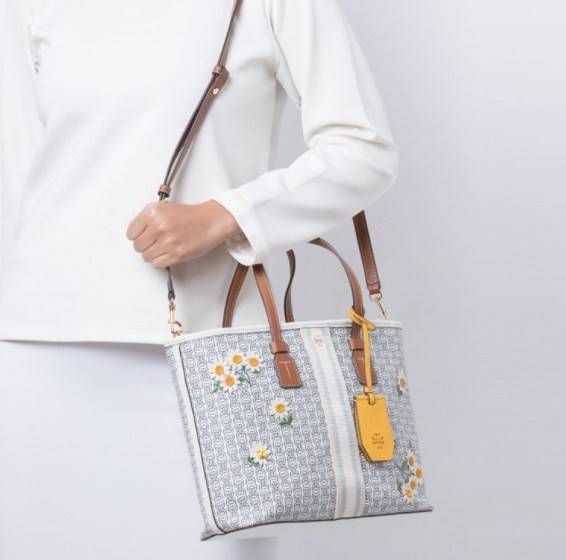 TORY BURCH GEMINI CANVAS SMALL PATCHES TOTE 🔺จุดเด่นของหนังคุณภาพต้องนิ่มสัมผัสได้ ไม่แข็งทื่อๆนะคะ! พร้อมส่งที่ไทย ใช้วันไหนๆก็สวยสุดๆไปเลยค่าา! กระเป๋าทรงTote ไม่เล็กอย่างที่คิดนะคะ😁 หนังแท้ชั้นดี ลายหนังสวยนิ่มมือดีมากค่ะ ตัวกระเป๋าลายโ