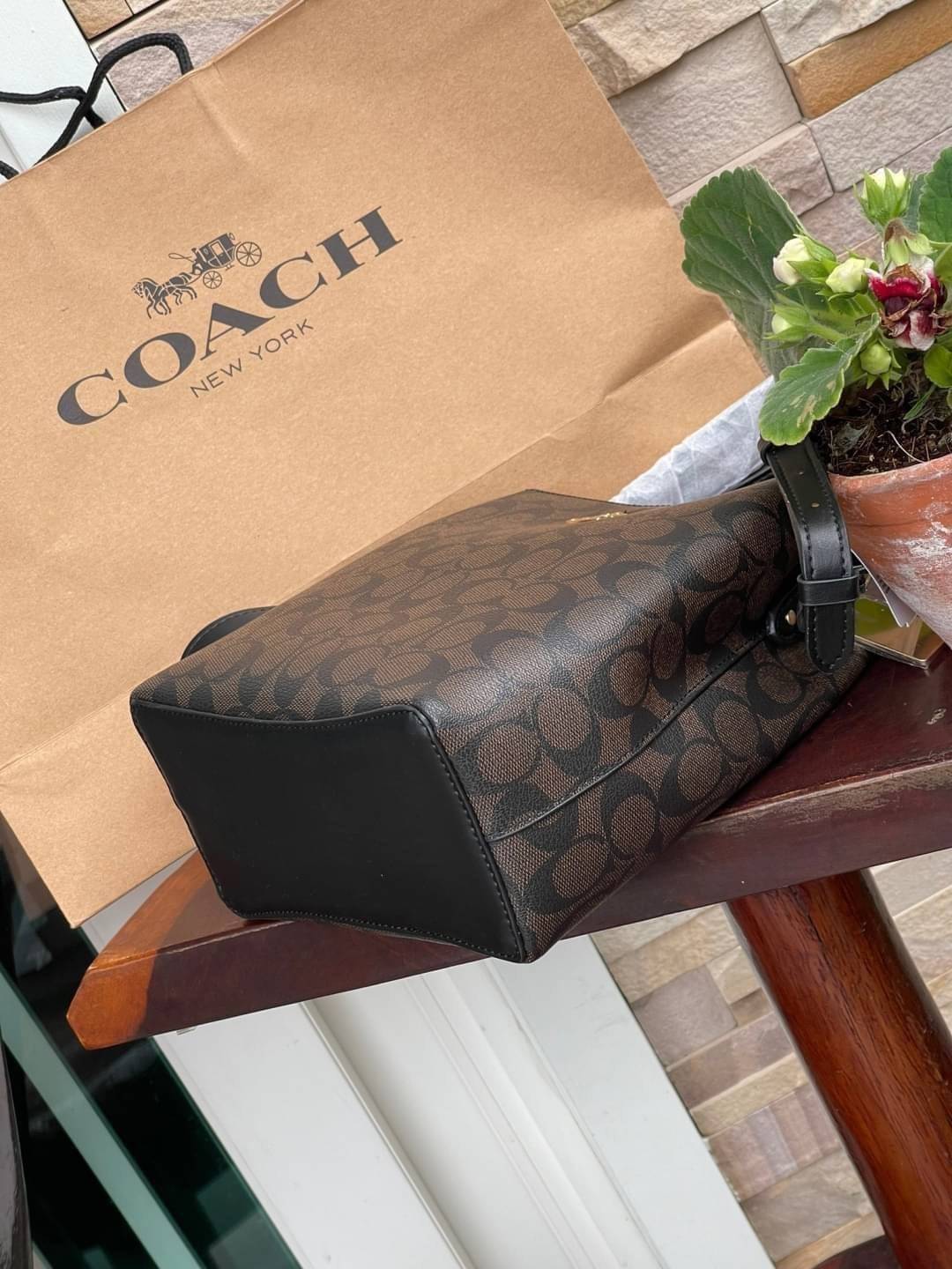 COACH SMALL TOWN BUCKET BAG IN SIGNATURE สำหรับสาวแฟชั่นที่ชอบรายละเอียดชิคๆ ดีไซน์สุดเก๋ แนะนำเลยสำหรับกระเป๋าทรงบักเก็ตใบนี้ เชื่อว่าสาว ๆ หลายคนชื่นชอบ เป็นไอเทมที่สามารถแมทช์ได้กับเสื้อหลากหลายสไตล์ บรรจุของได้เยอะโดยที่กระเป๋าไม่เสียทรง แบ่งช่องใช้งา