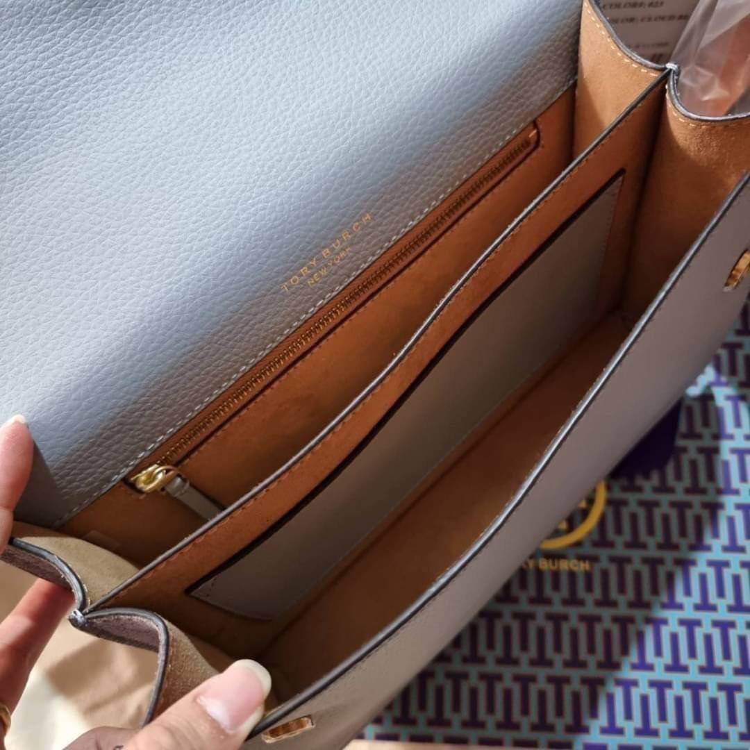 TORY BURCH MILLER SHOULDER BAG รุ่นยอดนิยม รุ่นหายาก รุ่นที่สาวๆตามหา ใบนี้เลย!! สวยหรู ผู้ดีทุกสี กระเป๋าสะพายไหล่ ดีไซน์อยู่ทรง คลาสสิคแฝงความหรูด้วยโลโก้สีทองอร่ามโดดเด่น วัสดุหนัง pepble สลับหนังวัวแท้ เปิด-ปิดด้วยกระดุมแม่เหล็ก ภายในโล่งกว้างมาก แบ่ง