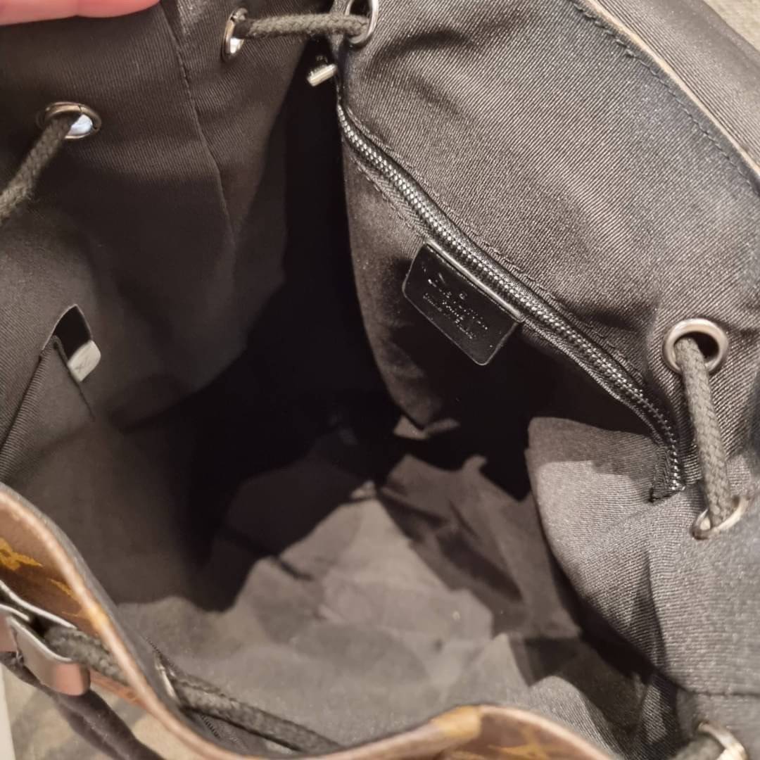 LV Christopher PM Monogram Eclipse Reverse เป้สะพายหลังใบใหญ่ LV MONOGRAM BACKPACK ที่หนุ่มๆตามหากันมากที่สุด LONG WEEKEND กระเป๋าใบใหญ่ต้องมี!! รุ่นสุดฮอต!! ด้วยรูปทรงที่คลาสสิค สไตล์เอกลักษณ์ วัสดุหนังแคนวาส ทนทาน