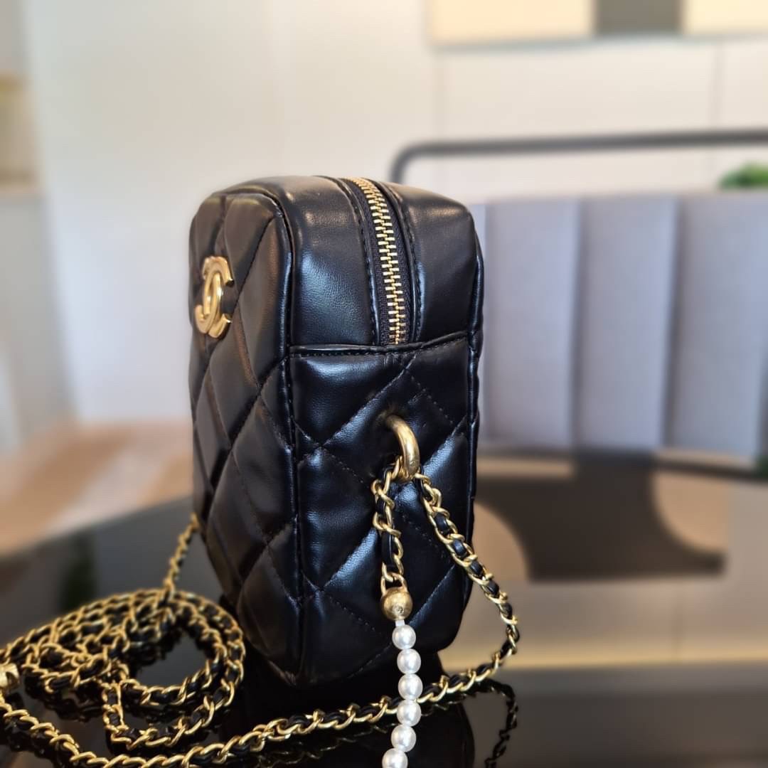 กระเป๋าสะพายข้างทรงยอดนิยม สวยหรู CHANEL VIP แบรนด์ดัง ตัวกระเป๋าหนังนิ่ม ขนาดกำลังน่ารัก อะไหล่ทองเข้มวินเทจ ด้านหน้าประดับโลโก้แบรนด์สีทอง