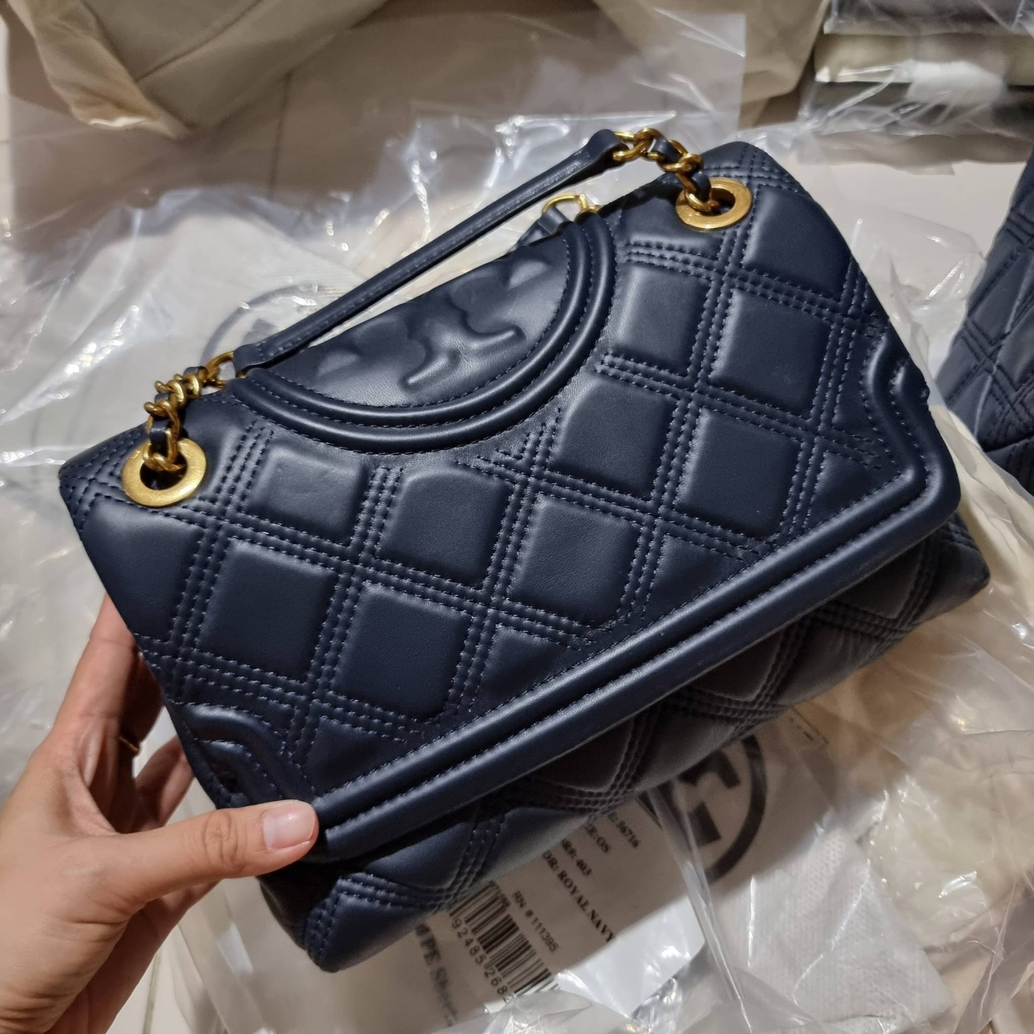 TORY BURCH FLEMING SOFT CONVERTIBLE SHOULDER BAG รุ่นหายากที่สาวๆตามหา มาพร้อมเสิร์ฟความสวยถึงบ้านไปเลยจ้า รอบนี้คัดสีสวยๆมาให้ได้ช้อปกันอย่างจุใจไปเลย กระเป๋าสะพายไหล่ หนังแท้นิ่มเต็มใบ สวยหรูดูแพง เปิด-ปิดด้วยตัวกดล็อคแน่นหนา สายสะพายในตัวปรับใช้ได้ 2 แ