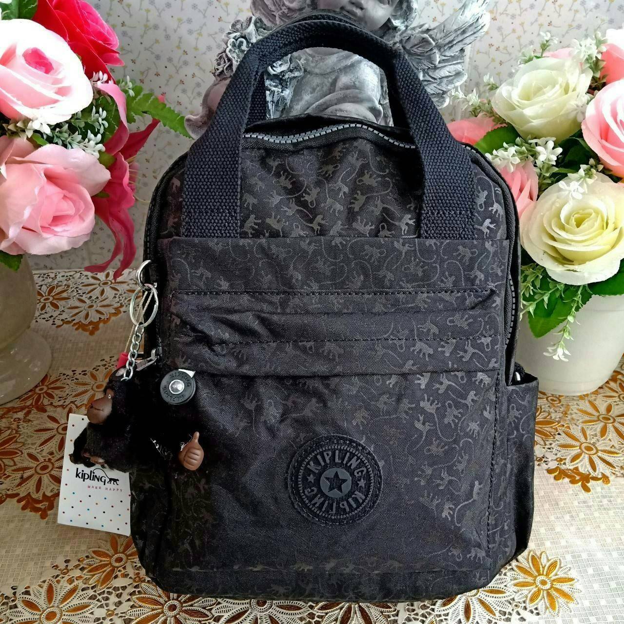 KIPLING 2WAYS MINI BACKPACK 👍กระเป๋าสะพาย2Wayรุ่นใหม่วัสดุ Nylon & Polyester 100% 👍หูหิ้วมีลายปั้มแบรนด์ 👍สายสะพายยาวเลื่อนปรับได้ถอดได้ 👍สามารถถือหรือสะพายได้ จะสะพายไหล่ สะพายเฉียง Crossbody หรือจะคล้องสายเป็นเป้สะพายหลัง