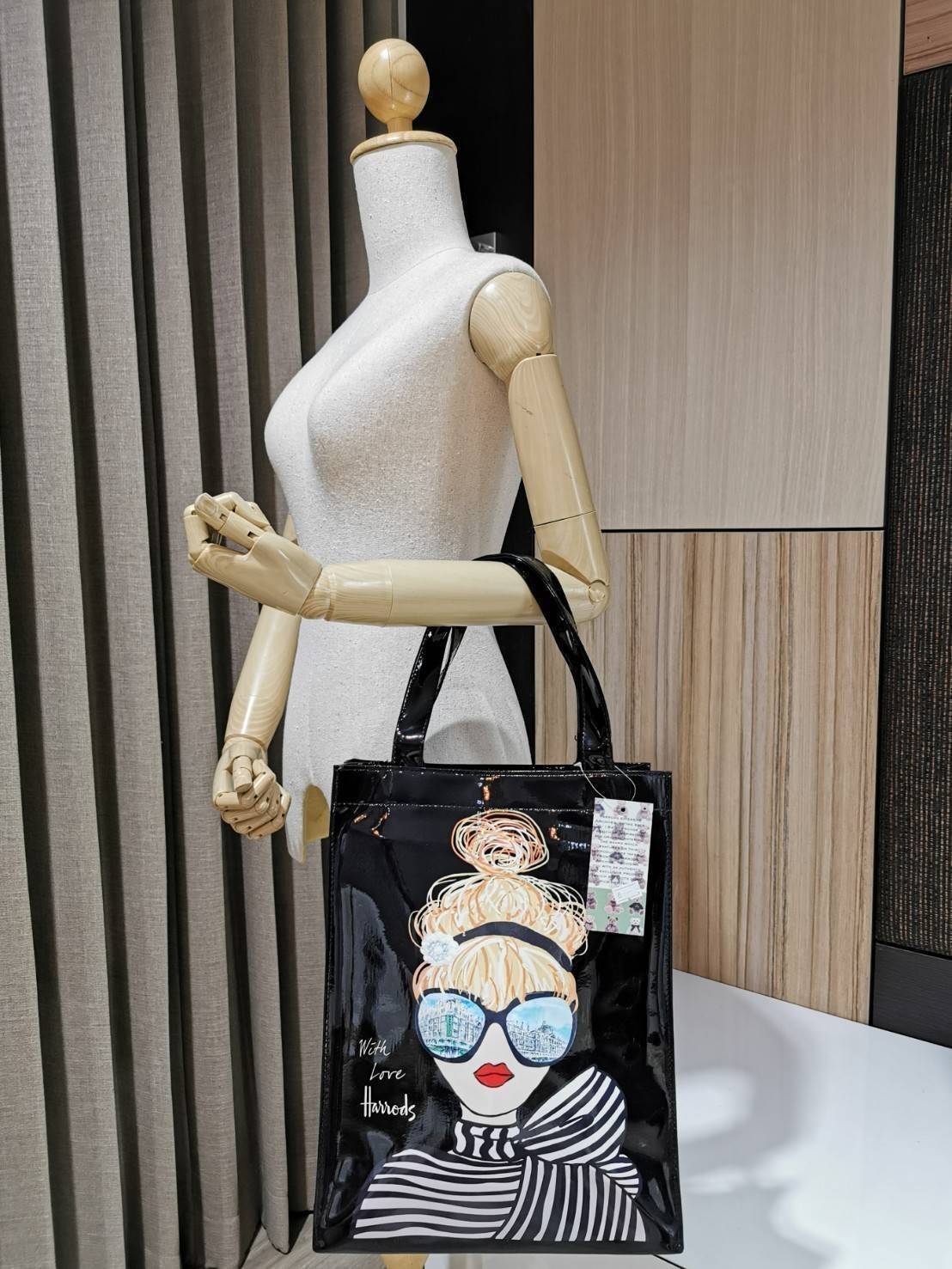 Harrods London Top-handle Shopping Bag (Large) กระเป๋า Shopping แบรนด์ดังจากอังกฤษไอเท็มยอดนิยมวัสดุ PVC+Polyester 100% ของแท้เนื้อหนาอยู่ทรงกันน้ำ ขนาดใหญ่กำลังดี รุ่นนี้ใส่เอกสาร A4 ได้ค่ะ เปิดปิดด้วยซิปสะดวกใช้ หัวซิปโลโก้แบรนด์อะไหล่เงินสวยดูดีภายในกว