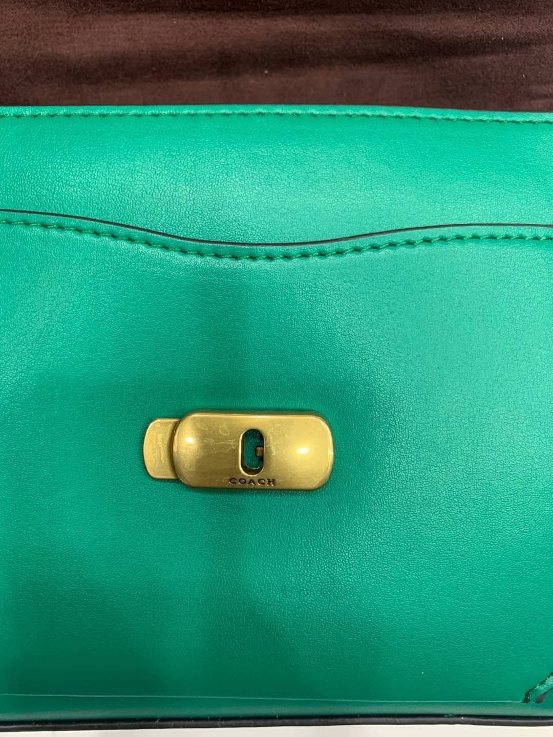 COACH TABBY TOP HANDLE 20 พร้อมส่งที่ไทยค่ะ! กระเป๋าหิ้ว//สะพายข้างได้ หนังแท้อย่างดี กหนึ่งใบทำหนังสองลายได้อย่างสวยงาม พร้อมโลโก้รุ่นใหม่ล่าสุดดูดีมากๆค่ะ เปิดปิดกระเป๋าแบบกดล็อค ภายในมีช่องหลักสองช่อง ใส่มือถือได้ทุกรุ่น;กระเป๋าเงินใบกลางได้;ของจำเป็นจ