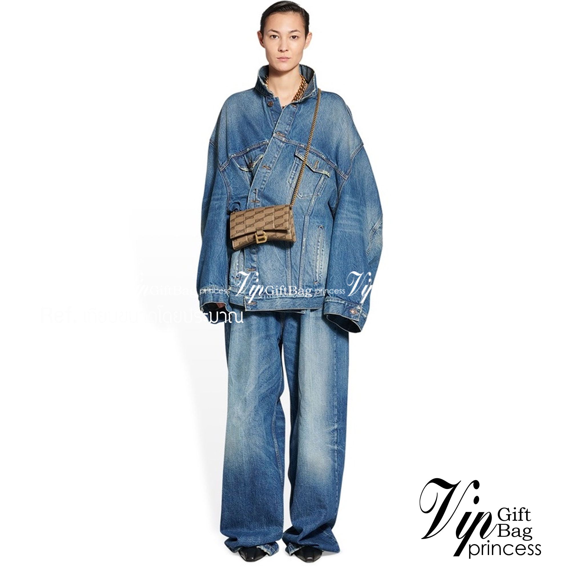 BALENCIAGA Hourglass BB Monogram top-handle tote bag กระเป๋าสะพายแบรนด์หรูซิกเนเจอร์ใบล่าสุด ที่มาพร้อมดีไซน์โดดเด่น มีความโฉบเฉี่ยว โค้งมนเหมือนพระจันทร์เสี้ยว เพิ่มความโดดเด่นสะดุดตาด้วยการตกแต่งอักษร B เมทัลลิก ที่เป็นเอกลักษณ์แบรนด์ งานจริงสวยงามตามรู