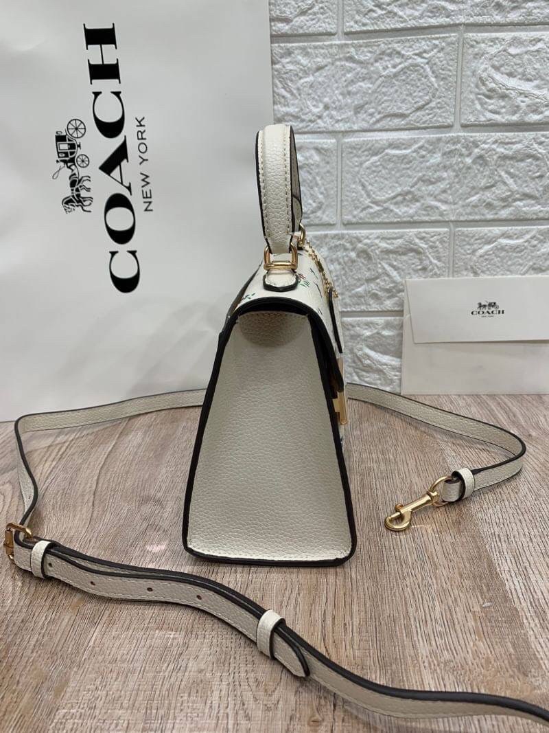 สวยหรู ดูไฮ มากๆคะ💐 COACH PEPPER TOP HANDLE SHOULDER BAG ((C4092//C1325//C1323)) พร้อมส่งที่ไทย รุ่นแนะนำค่ะ! กระเป๋าหิ้วหรือสะพายไหล่ได้ หนังแท้สวยงาม ทรงหรูมากค่ะ เปิดปิดแบบกระดุมแม่เหล็กมีอะไหล่โลโก้แบรนด์เด่นด้านหน้า ภายในสามารถใส่กระเป๋าเงินใ