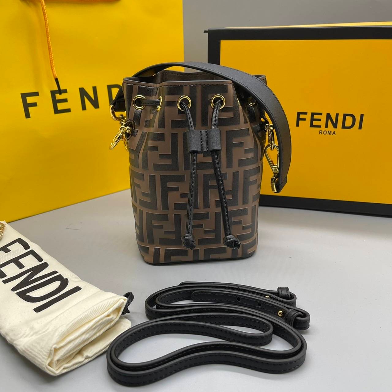หนังแท้ FENDI Mon Tresor Brown leather mini-bag / FENDI MON TRESOR BUCKET BAG พร้อมส่งที่ไทย ภาพสินค้าถ่ายจากงานขายจริง ใช้งานต่างประเทศได้ค่ะ Small Mon Tresor bucket bag