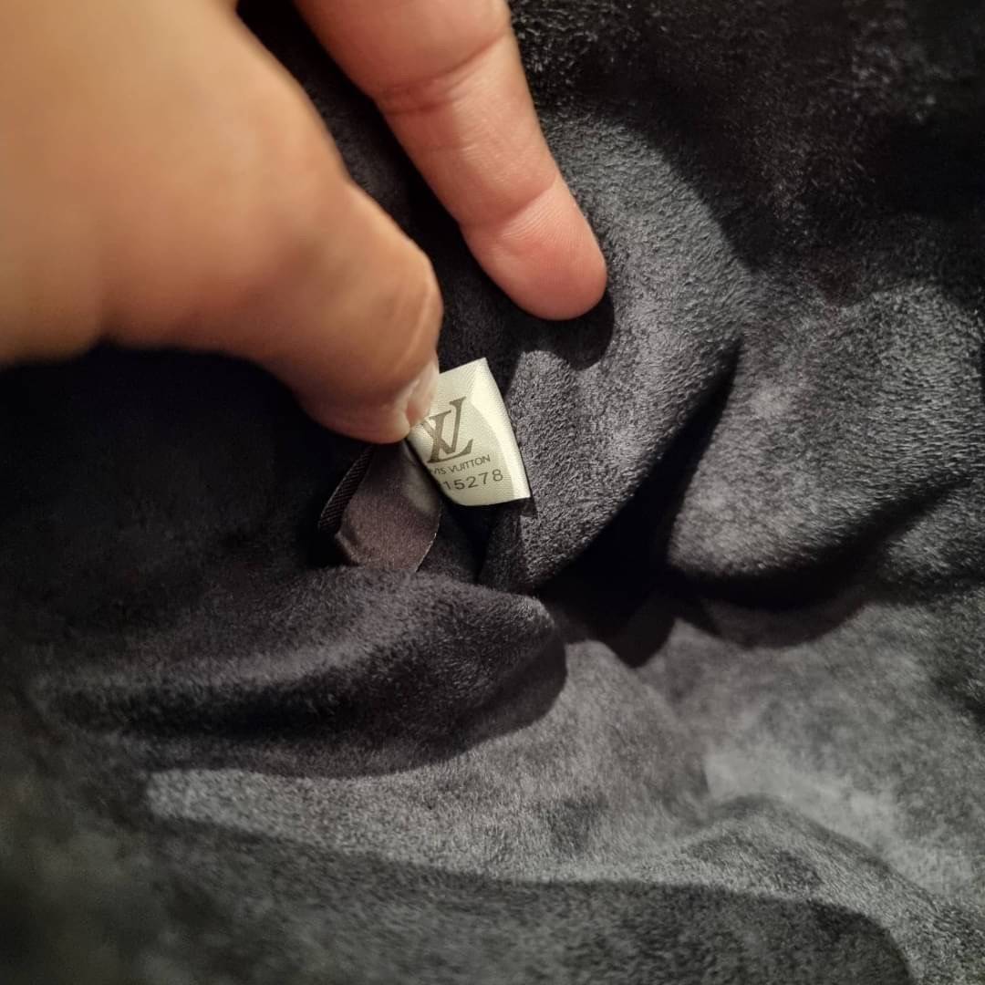 LV HANDLE POUCH MONOGRAM กระเป๋าสะพายกึ่งคลัชท์ สุดล้ำ ใหม่ล่าสุดมาแรงมาก ด้วยความสวยปังตั้งแต่แรกเห็น วัสดุหนังแกะปั๊มลายสวยคม มาพร้อมสาย 2 เส้น เลิศๆ มีสายโซ่ที่มีดีเทลละเอียดไม่ซ้ำ และสายสปอร์ตครอสบอดี้ ที่จะคล้องไว้ทั้งสองเส้นก็ดีงาม หรือสลับใช้ตามลุค