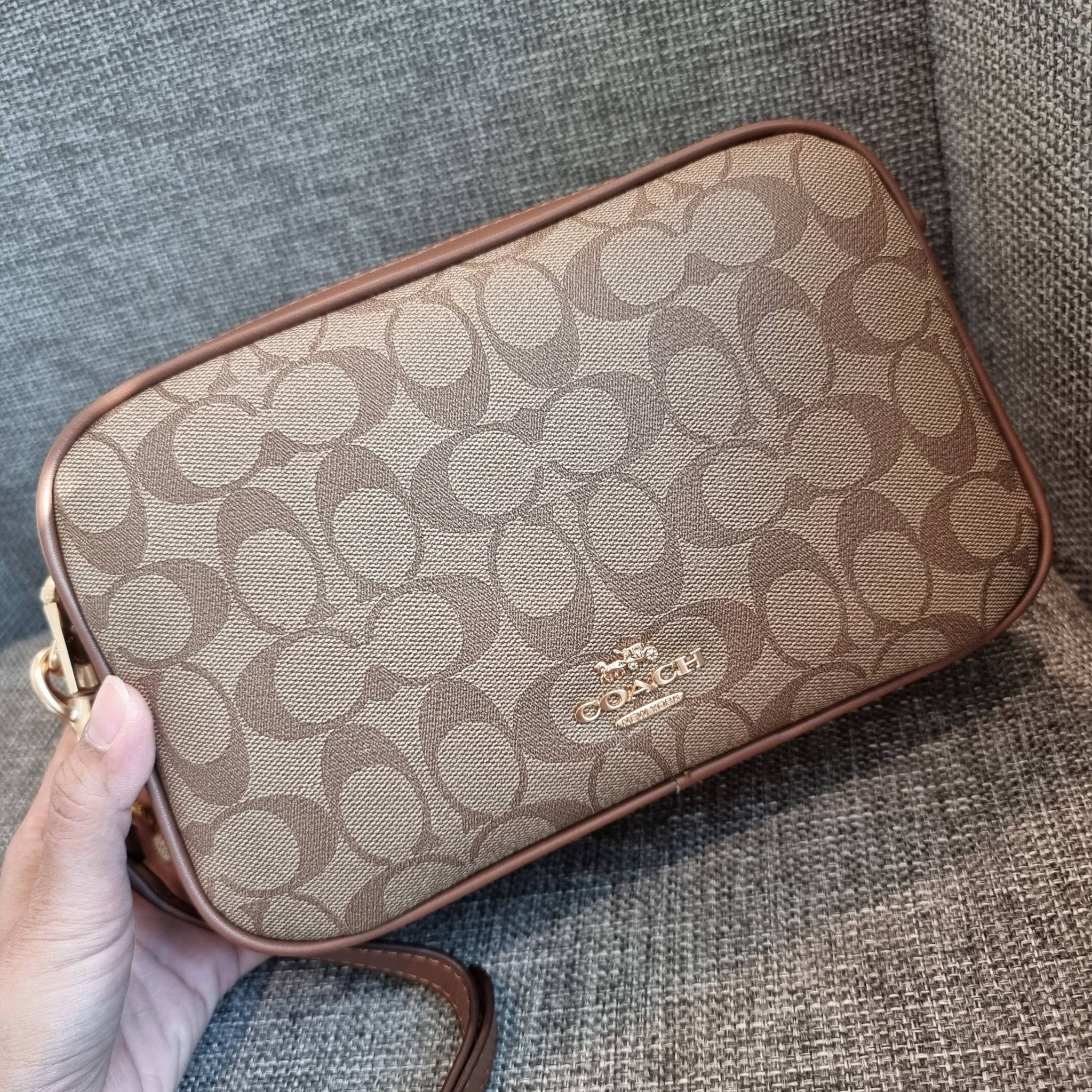 OUTLET 】COACH F68168 JES CROSSBODY IN SIGNATURE CANVAS รุ่นยอดฮิต!! กระเป๋าสะพายข้าง รุ่น 2 ซิป ใบใหญ่จุใจ สีคลาสสิคขายดี!! วัสดุหนังแคนวาสเคลือบลาย เปิด-ปิดด้วยซิป 2 ช่องหลัก ใช้งานง่าย ทรงสวยมากๆรุ่นนี้ มาพร้อมสายสะพาย crossbody ปรับได้ตามตัว ภายในใส่ขอ