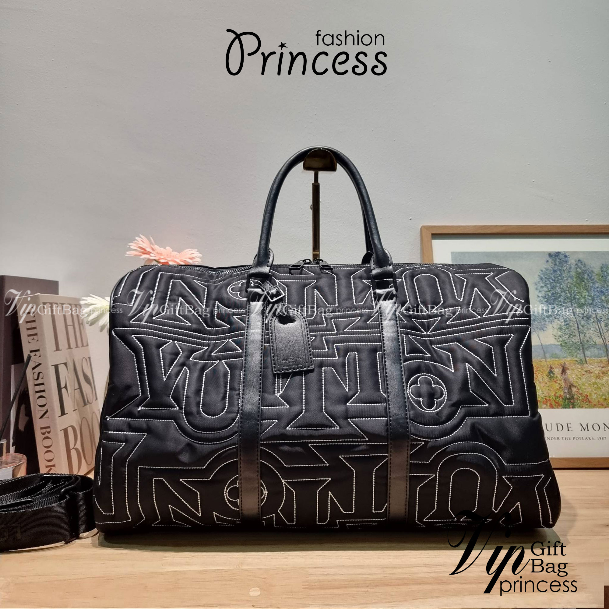 LV KEEPALL 50B SNOW BAG กระเป๋าเดินทางสุดคลาสสิค ประจำฤดูกาล Winter 2022 สไตล์สปอร์ต ทึ่ใครๆก็เฝ้ารอ ไอเท็มที่จะทำให้การเดินทางไม่ธรรมดาอีกต่อไป ด้วยดีเทลความเป็นเอกลักษณ์ เรียบแต่หรู ดีไซน์ลายปักความเป็นเอกลักษณ์ผสาน ลวดลายโมโนแกรมฟลาวเวอร์ ลงบนผ้าไนลอนร