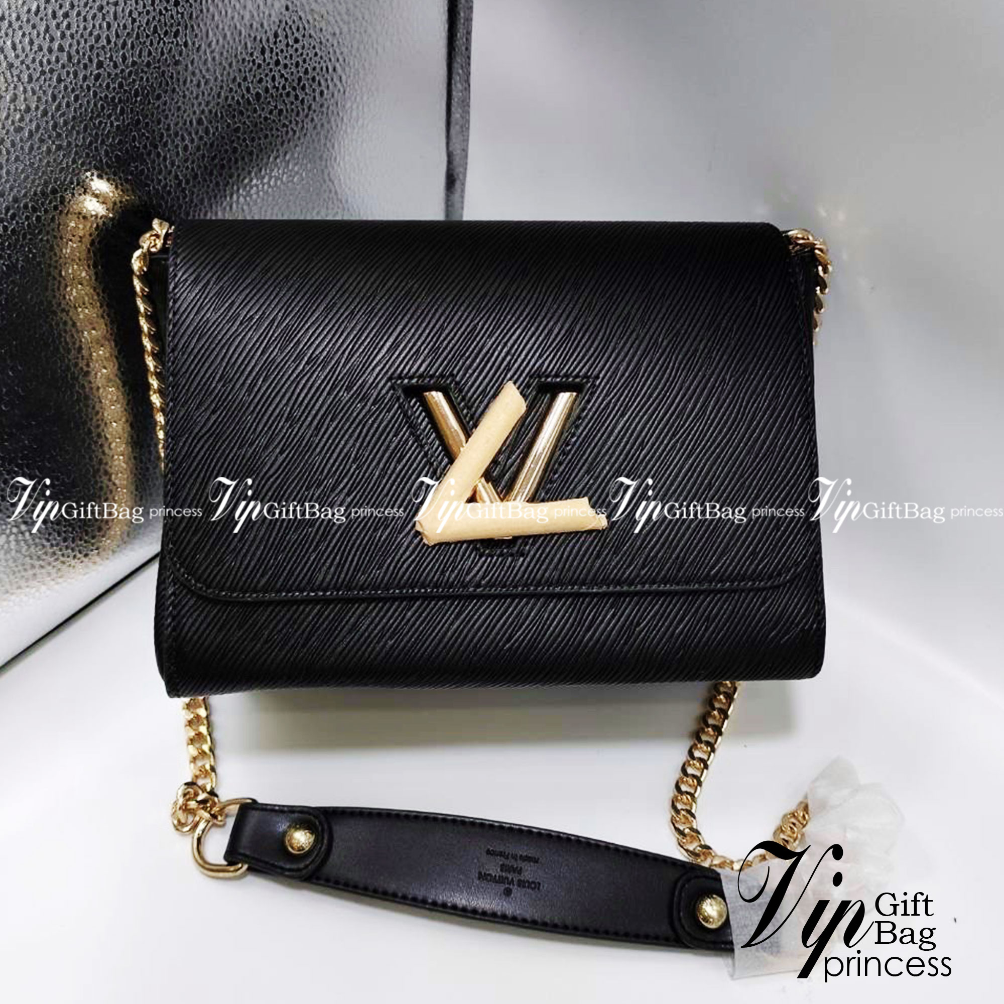 LV Twist MM Epi Leather Handbags หนัง Epi ลายเกรน ตัวล็อก LV Twist สีทองไอคอนิกช่วยเติมเต็มความสมบูรณ์แบบให้กับกระเป๋าได้อย่างลงตัว เหมาะสำหรับการใช้งานเป็น everyday bag หรือถือออกงานก็สวยเลยค่ะ