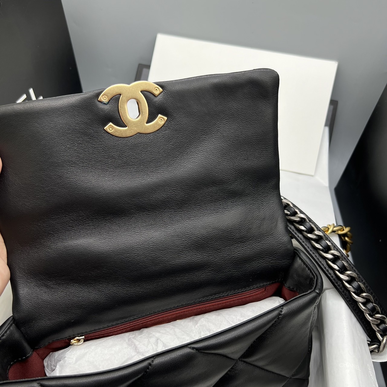 CHANEL 19 HANDBAG กระเป๋าสะพายดีไซส์คลาสสิคหนังแท้นิ่มเงาสวย เกรดออริ ท็อป สลับแท้ 1:1 เกรดดีสุด ผ่านทุก ตม ใช้งานต่างประเทศได้