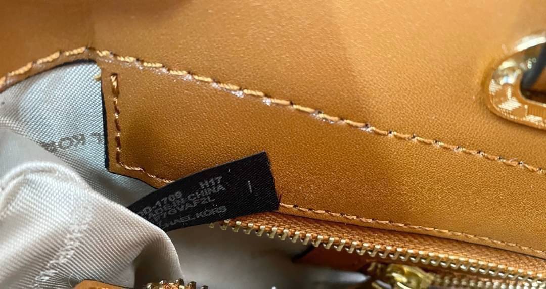 MICHAEL KORS TOTE BAG กระเป๋าสะพายไหล่ทรง Tote ใบใหญ่กำลังดีหนัง Saffiano สวยหรูอยู่ทรง ด้านหน้าประดับโลโก้สีทองสวย และมีช่องใส่2 ช่อง พร้อมอะไหล่ห้อยแบรนด์ ภายในมี 2 ช่องหลัก 1 ช่องซิปกลาง และช่องเล็ก ใส่ของจุกจิก กว้างและจุ ใส่ ipad เอกสาร A4 กระเป๋าสตา