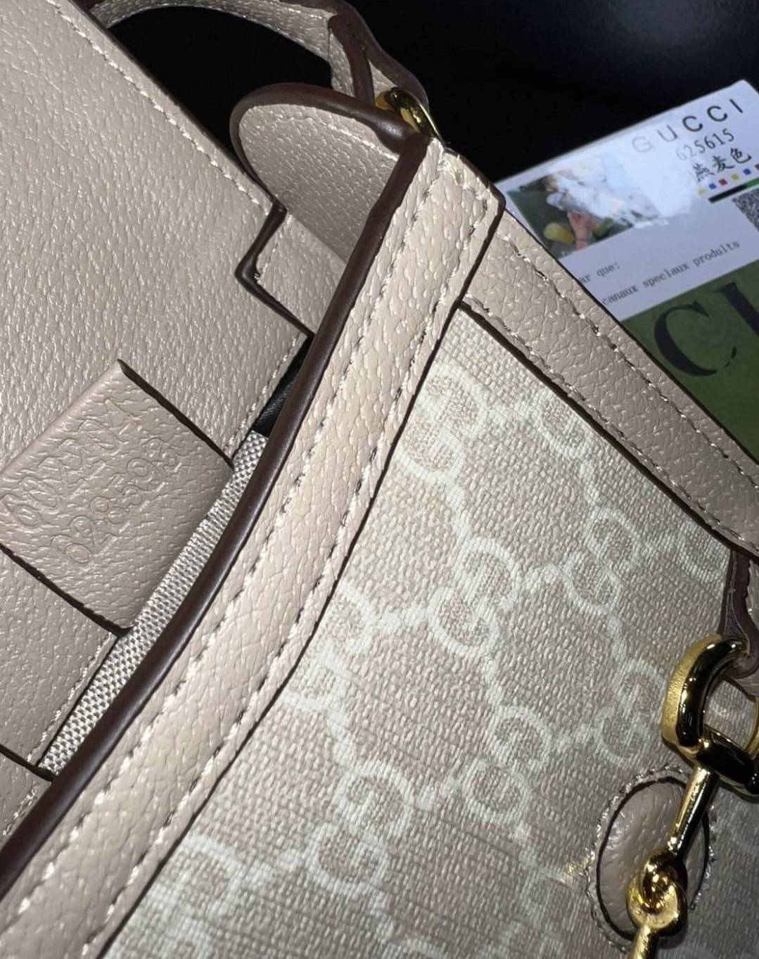 Gucci Horsebit 1955 mini bag / Gucci horsebit phone case สีใหม่ละมุนพร้อมส่ง กระเป๋าสะพาย กระเป๋าใส่โทรศัพท์ งานแฟชั่นคลาสสิก อะไหล่สวย ดีไซต์สัญลักษณ์วงแหวนตามแบบฉบับแบรนด์ มาพร้อมกล่องแบรนด์และสายสะพายยาวที่สามารถปรับระดับได้ พร้อมส่งให้สะพาย สวยๆ กันแล