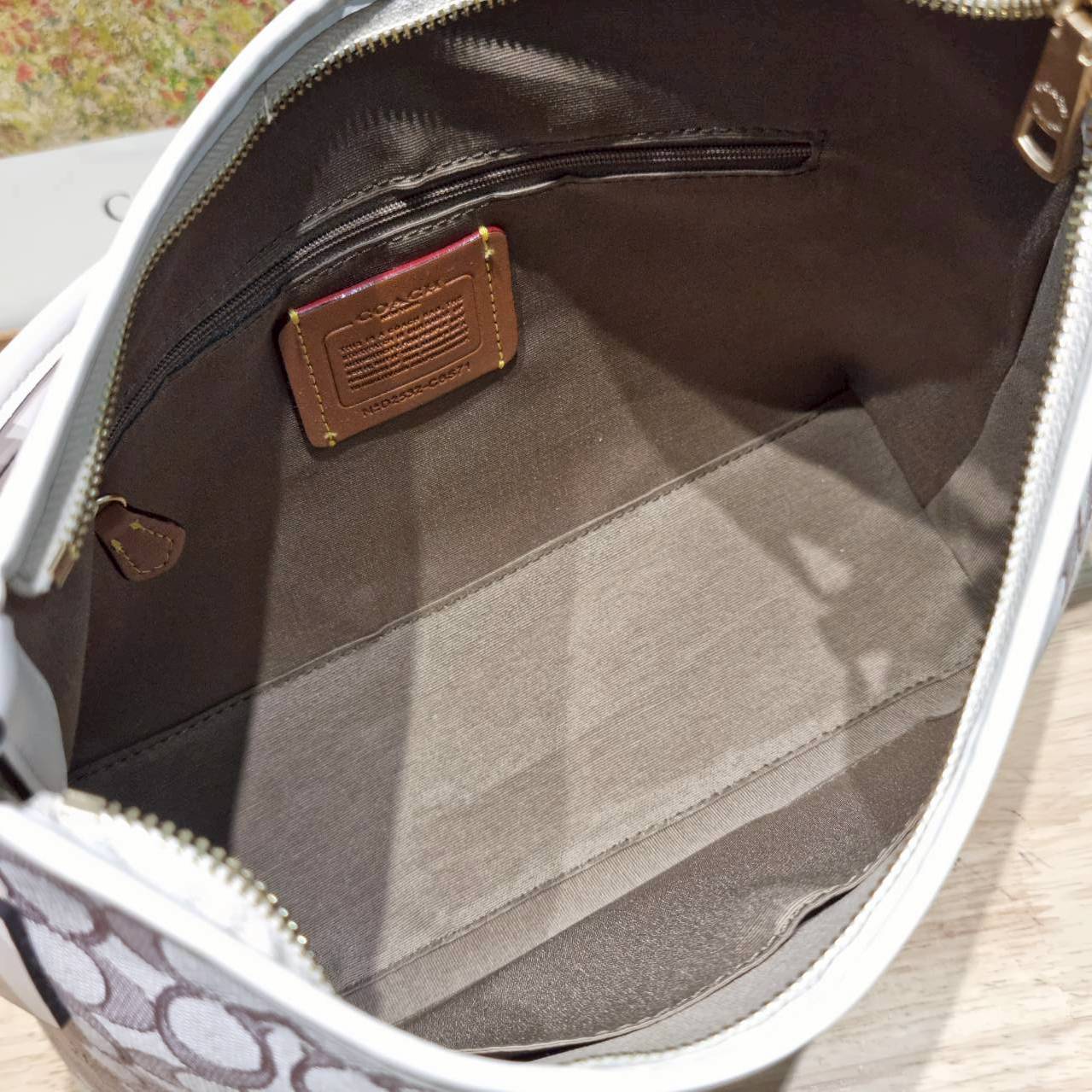 ORI หนังแท้ | Coach Laurel Signature shoulder bag กระเป๋าสะพายทรงโท้ท มาใหม่ในโทนสีน่ารักสุดจะคิวท์ มีให้ทั้งสายคล้องไหล่ และสายสะพายข้าง ใช้แมทช์ได้กับทุกลุคทุกสไตล์ ภายในเป็นช่องโล่ง มีซิปและช่องย่อย จุของได้เยอะกว่าที่เห็นมากๆ