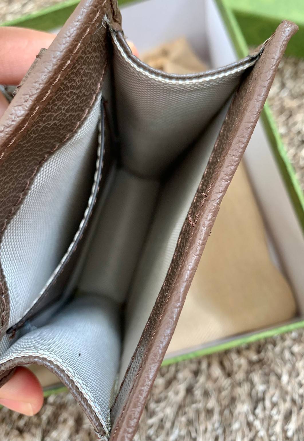 VIP 🥂 LIMITED EDITION Gucci x adidas Phone Case ไม่มีได้ยังไง สวยขนาดนี้ ที่หนุ่มๆสาวๆต้องมีติดตัวค่ะ 💙กระเป๋าใส่มือถือ หนังแท้ 🔺สีน้ำตาลอมเหลือง สัสดุJacquard ทอลายGG ค่ะ ด้านหน้าทั้ง3สี มีโลโก้แบรนด์แบบนูนอันเป็นสัญลักษณ์ของคอลเล