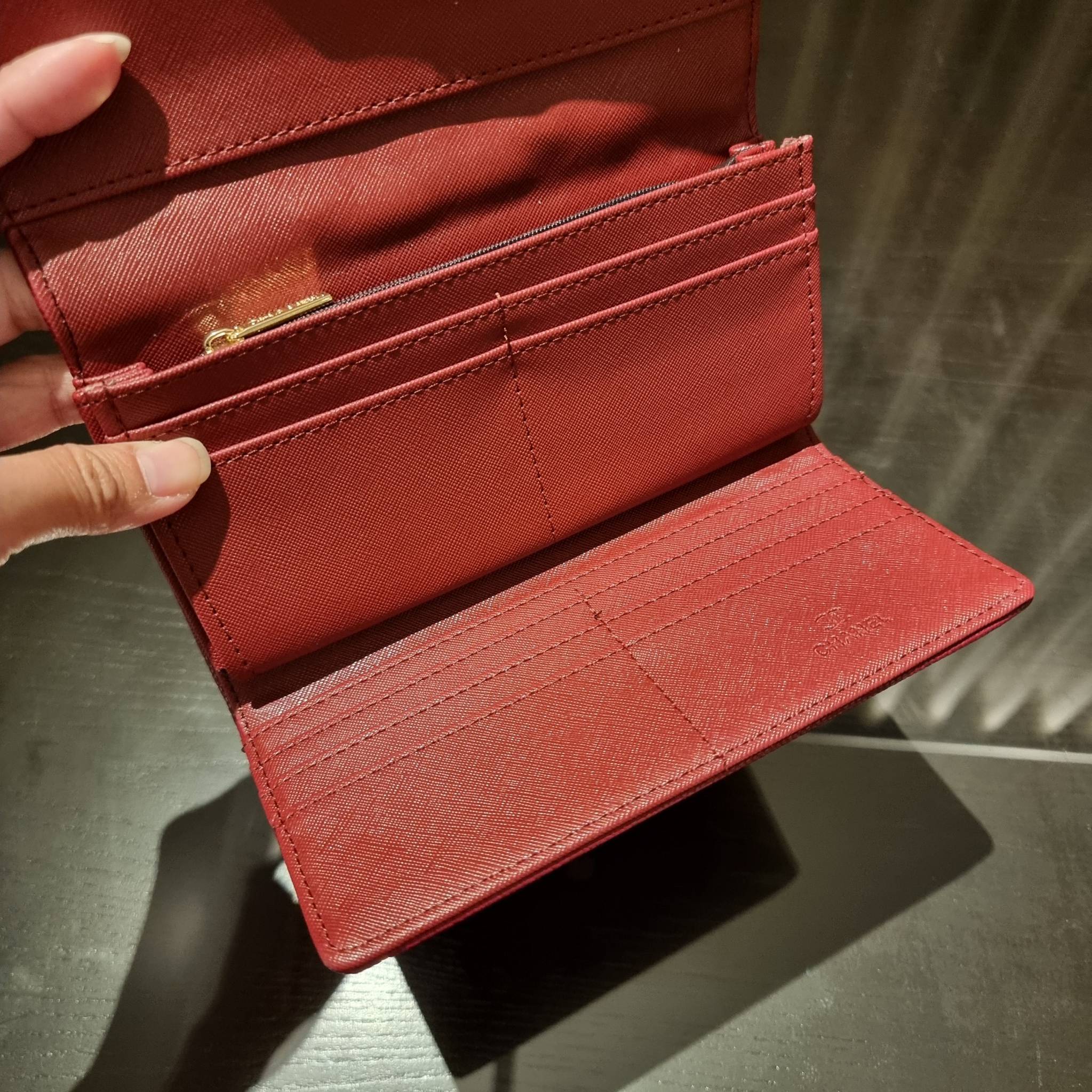 VIP 】กระเป๋าสตางค์ใบยาวรุ่นฝาพับที่ถามหากันมากที่สุด!! สวยรับทรัพย์จาก Chanel วัสดุหนังลายคาร์เวีย ลุคผู้ดีที่สุด เปิด-ปิดด้วยกระดุมแม่เหล็ก ภายในกระเป๋ามีช่องใส่บัตรได้เยอะ ใส่ธนบัตร ใส่เหรียญได้ มีช่องซิปแยกอีกหนึ่งช่อง ดีไซน์เรียบหรูดูคลาสสิค!! สาวๆห้า