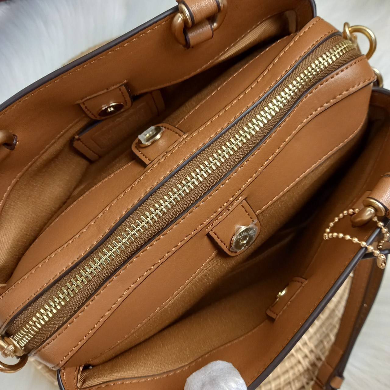 หัวใจจะวาย!! ละมุนมาก ลุคคุณหนูสุดๆ COACH MINI LILLIE CARRYALL (COACH F91494)🌺 ใช้ดีจนต้องบอกต่อ อีกแล้วจ้า ใครๆก็ถามหา😍>>>ทรงถัง รุ่นใหม่ 10 นิ้ว ขนาดกำลังดี เหมาะมือมาก มี 3 ช่องด้านใน ช่องกลาง เปิด-ปิด ด้วยซิป ส่วน 2 ช่องด้านข้