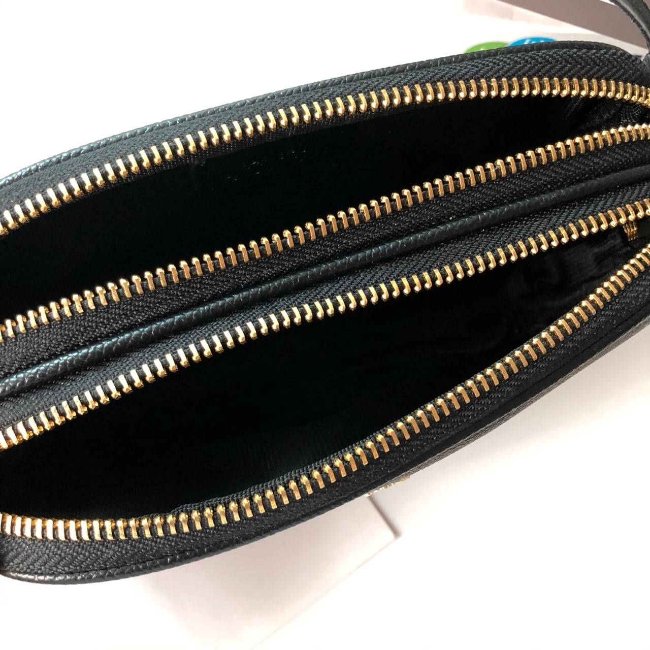 COACH MINI CROSSBODY BAGกระเป๋าสะพาน size mini วัสดุหนังลาย signature เปิด - ปิดด้วยซิป แบ่ง2 ช่องใหญ่ ภายในโล่ง ใส่ wallet สั้น มือถือได้ทุกรุ่น และของใช้จุกจิก พร้อมสายยาวถอด ปรับได้ค่ะ